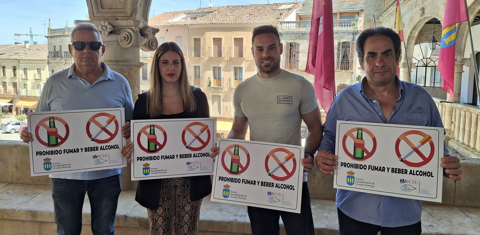Carteles prohibición de beber y fumar en espacios deportivos en Ciudad Rodrigo. Foto Ayto. Ciudad Rodrigo