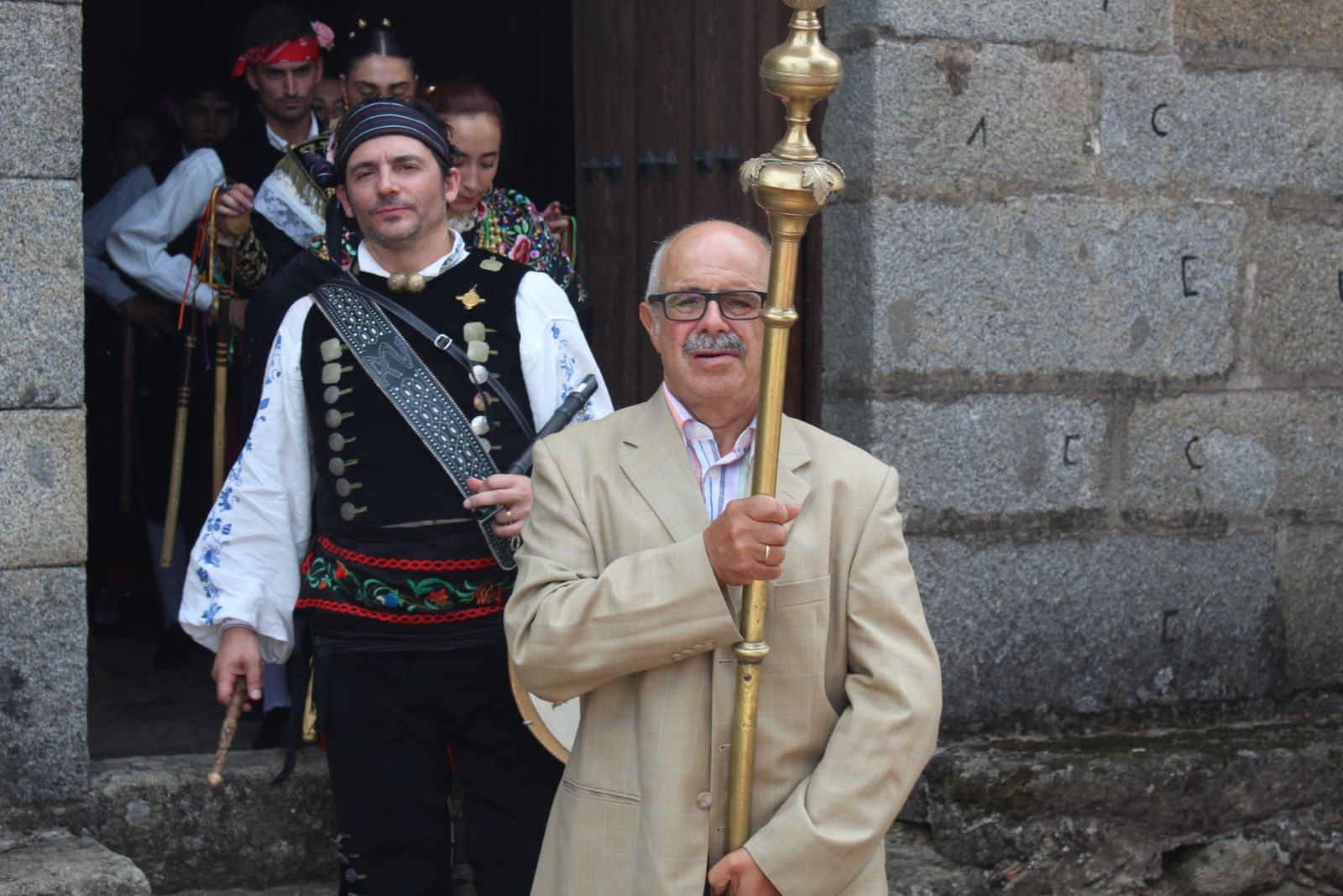 solemne-misa-en-la-iglesia-del-robledo-de-sequeros-procesion-y-ofertorio-40