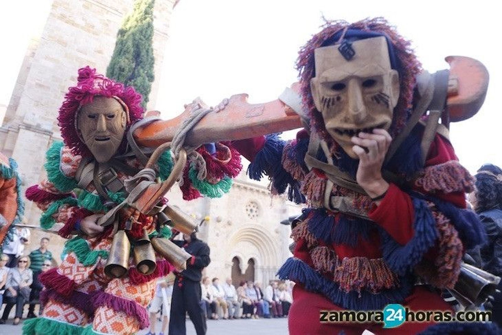 Las mascaradas salen a la calle con la llegada de la Navidad