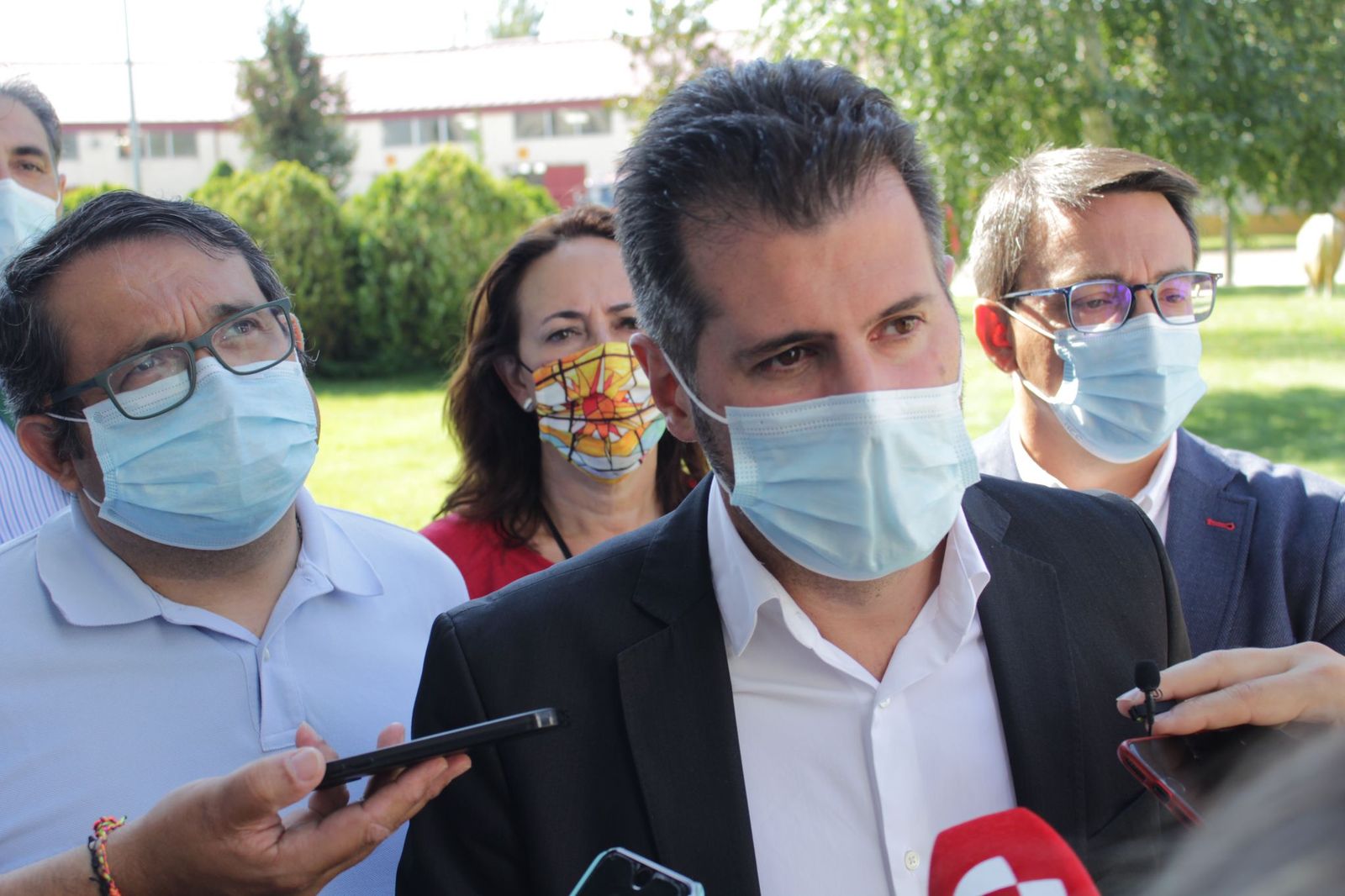 Luis Tudanca atiende a los medios de comunciación respaldado por los procuradores socialistas