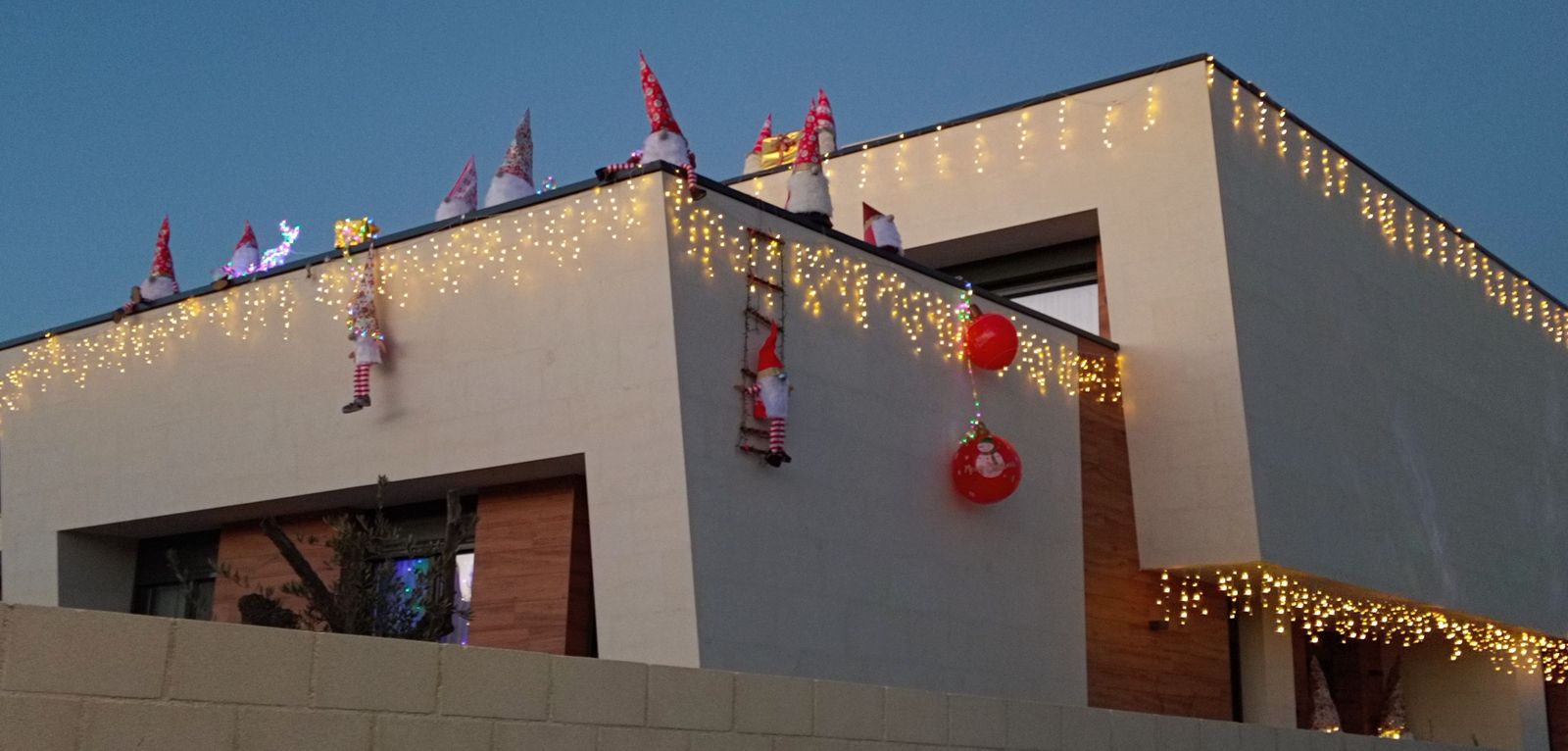 c-m-d-decoracion-navidena-hecha-a-mano-situada-en-una-vivienda-de-carbajosa-de-la-sagrada-2