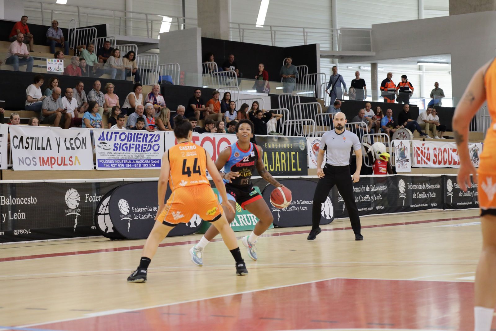 Sara Castro defiende a una jugadora en el Zamarat - Bembibre. Foto: CBBembibrePDM