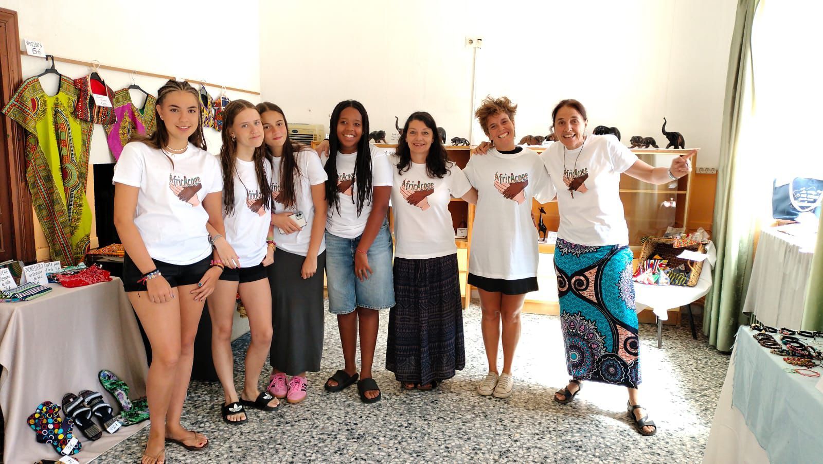 María Escarda, la 'tejedora de sueños', impulsa un mercadillo solidario en Villanueva del Campo para Camerún