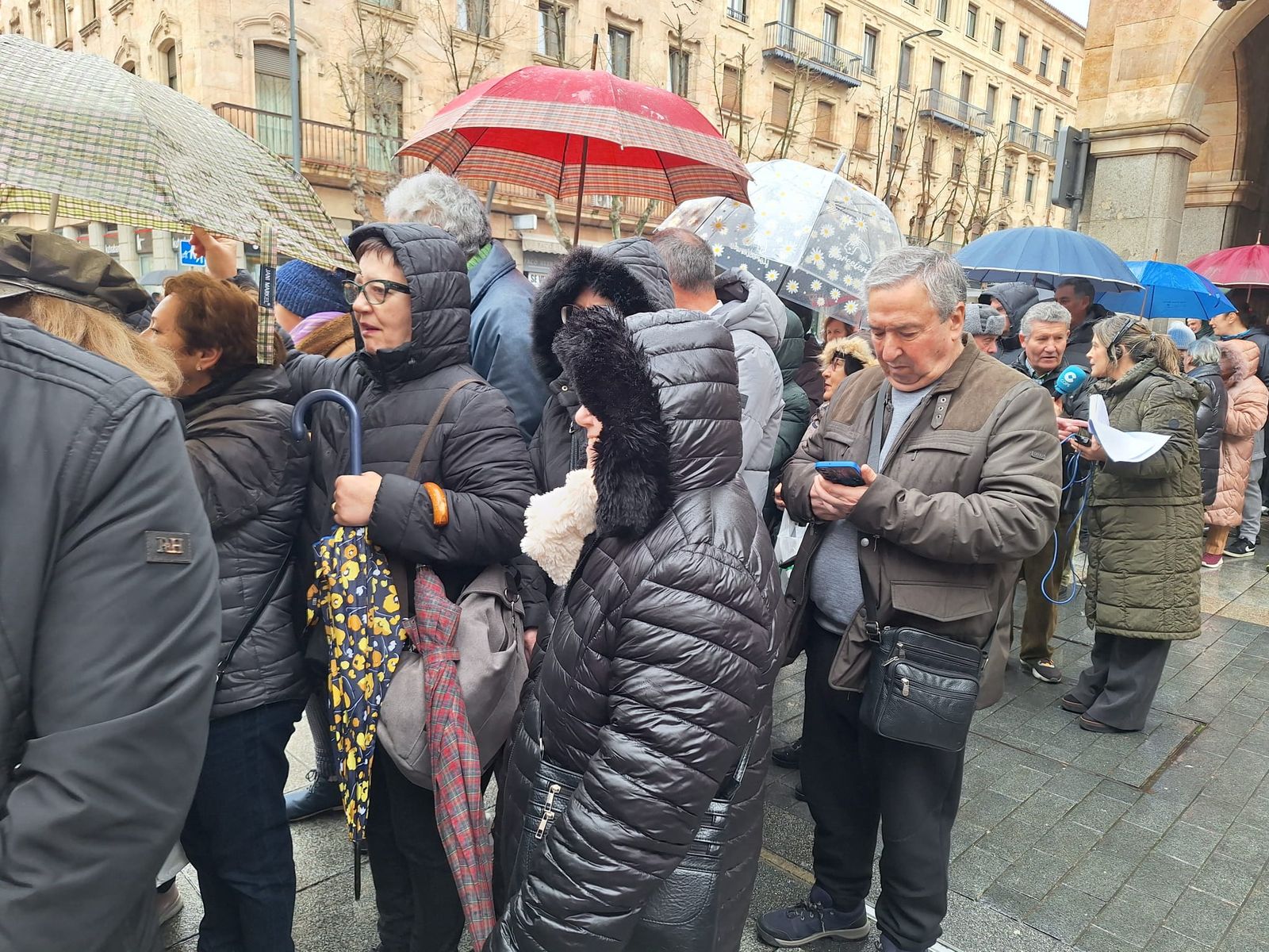 Los apicultores reparten mil tarritos de miel en protesta por el acuerdo de Mercosur  (12).jpeg