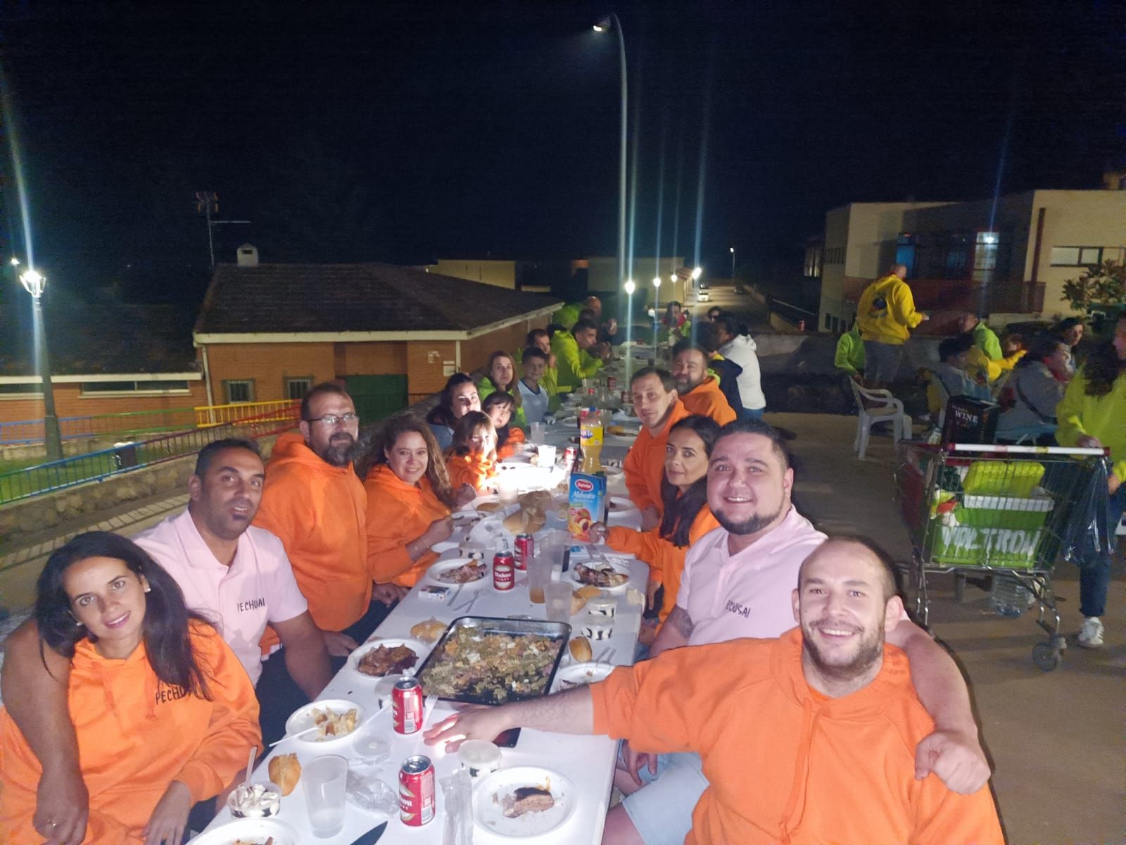 Los vecinos de Pereña de la Ribera se van de cena popular