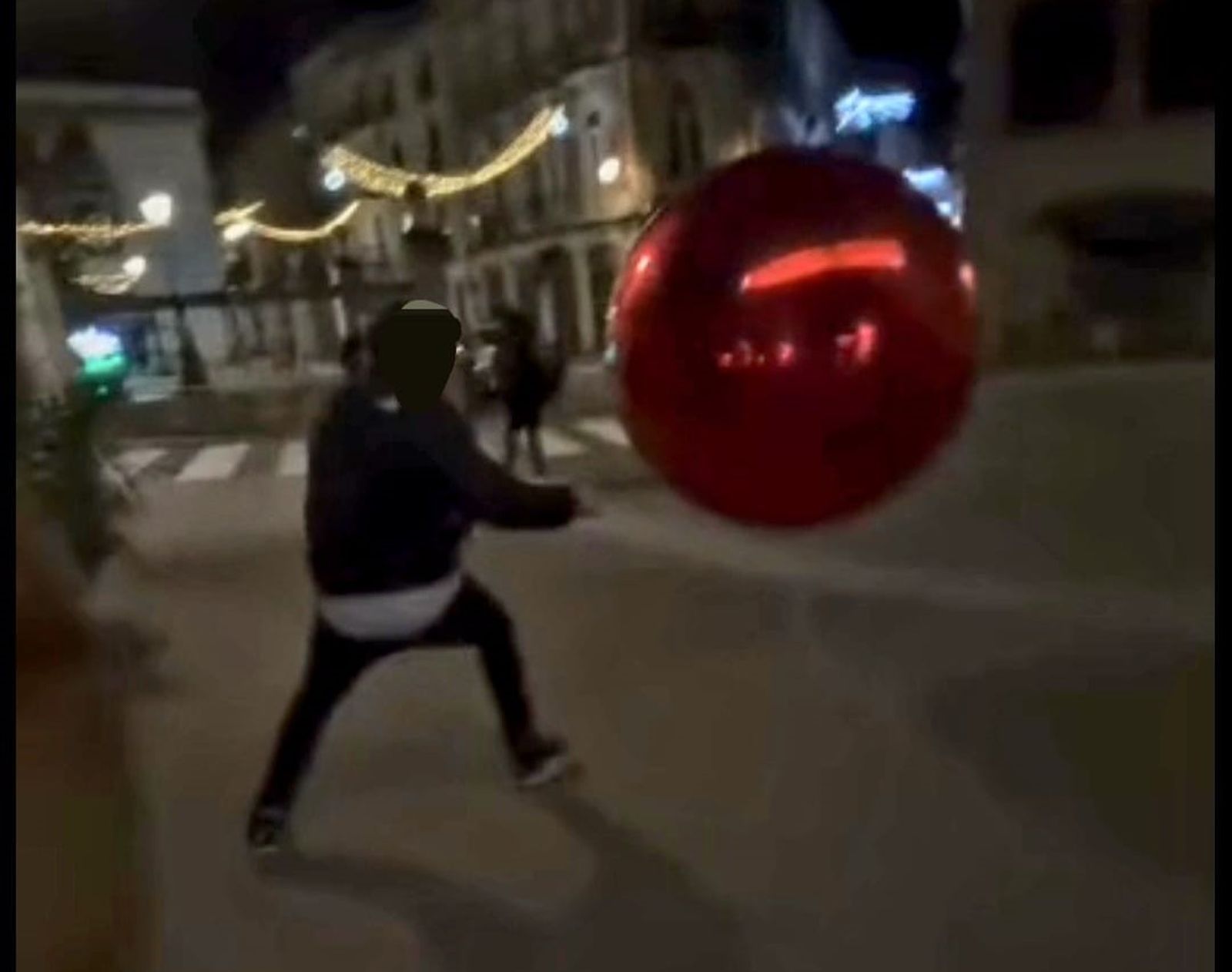 Juegan al balón con una bola gigante de Navidad en Ciudad Rodrigo1