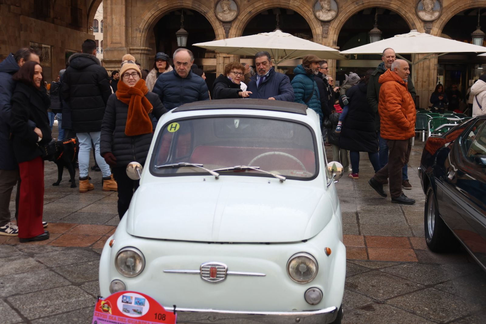 Exposición vehículos Día del Guardia Urbano en la Plaza Mayor de Salamanca