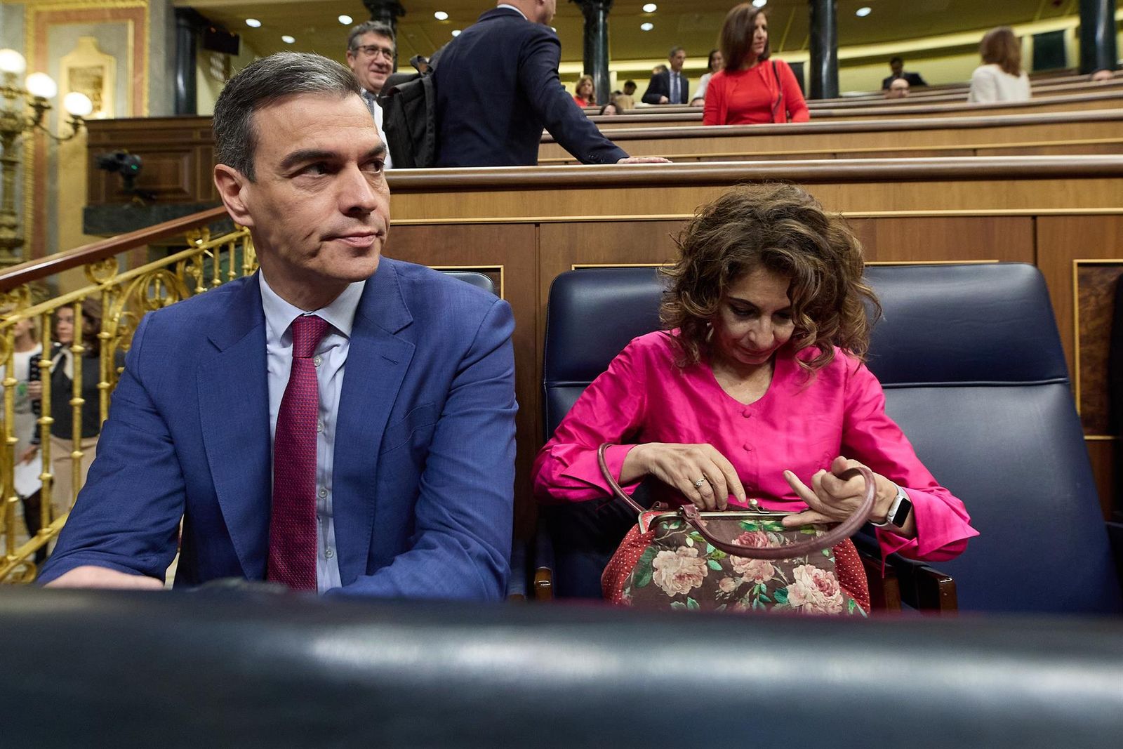 El presidente del Gobierno, Pedro Sánchez, y la vicepresidenta primera y ministra de Hacienda, María Jesús Montero, durante una sesión de control al Gobierno, en el Congreso de los Diputados, a 24 de abril de 2024, en Madrid (España). Durante la sesión de - Jesús Hellín - Europa Press El presidente del Gobierno, Pedro Sánchez, y la vicepresidenta primera y ministra de Hacienda, María Jesús Montero, durante una sesión de control al Gobierno, en el Congreso de los Diputados, a 24 de abril de 2024, en Madrid (España). Durante la sesión de - Jesús Hellín - Europa Press