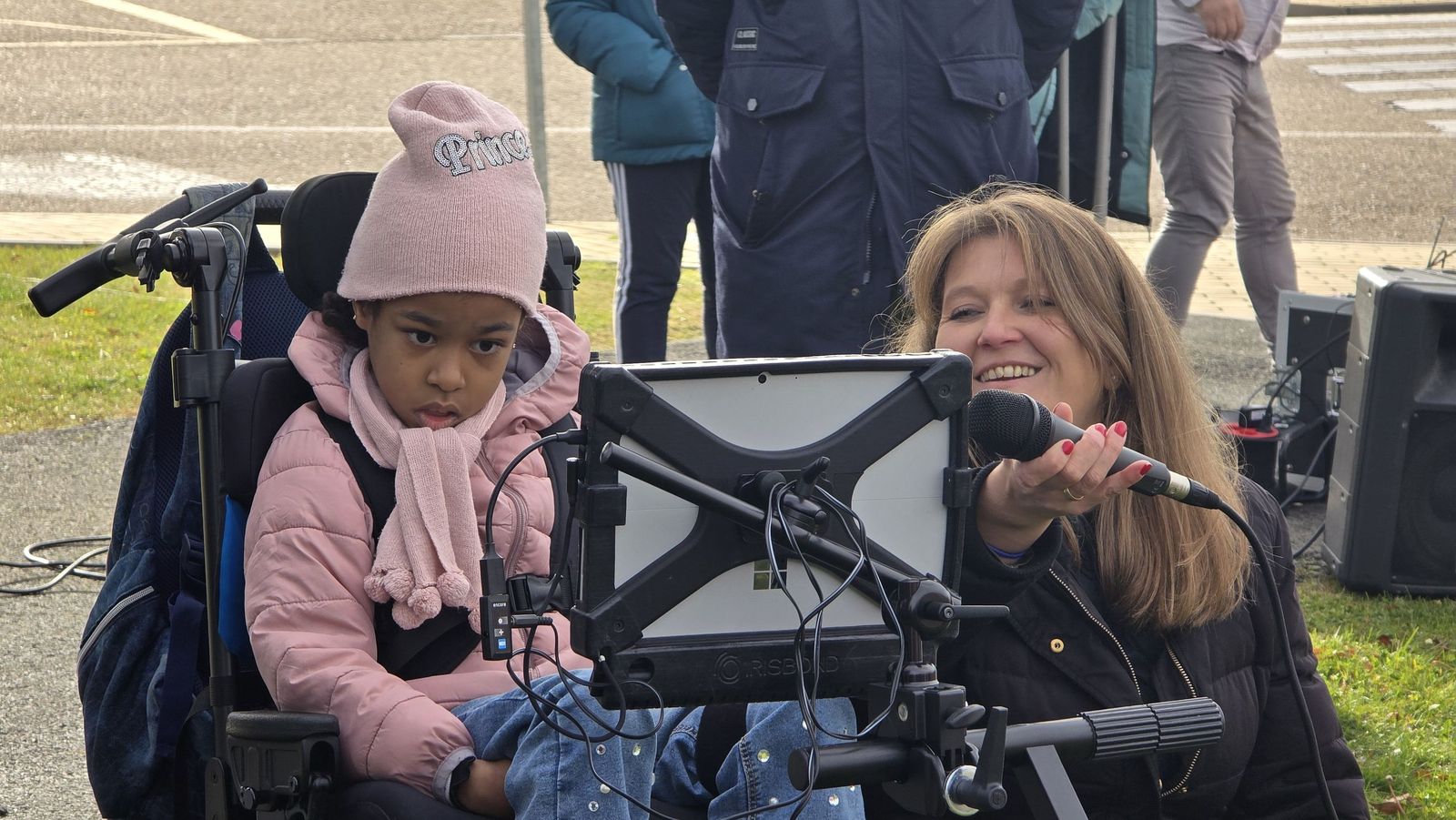 Ofrenda floral y lectura del manifiesto institucional por el Día Contra la Violencia de Género