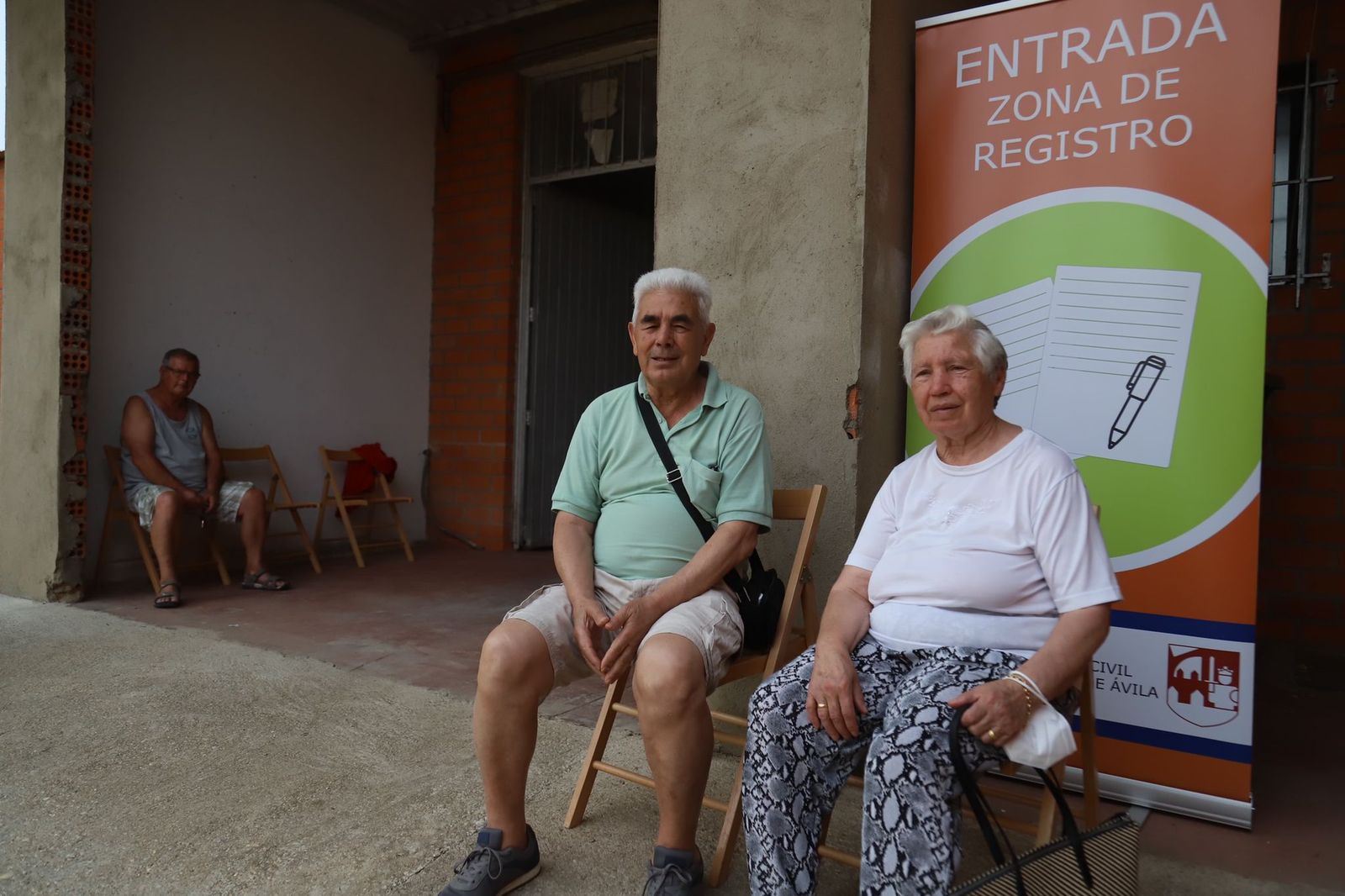 Manuel Morán y Sara Sánchez, vecinos de Villardeciervos desalojados a causa del incendio. Foto: María Lorenzo