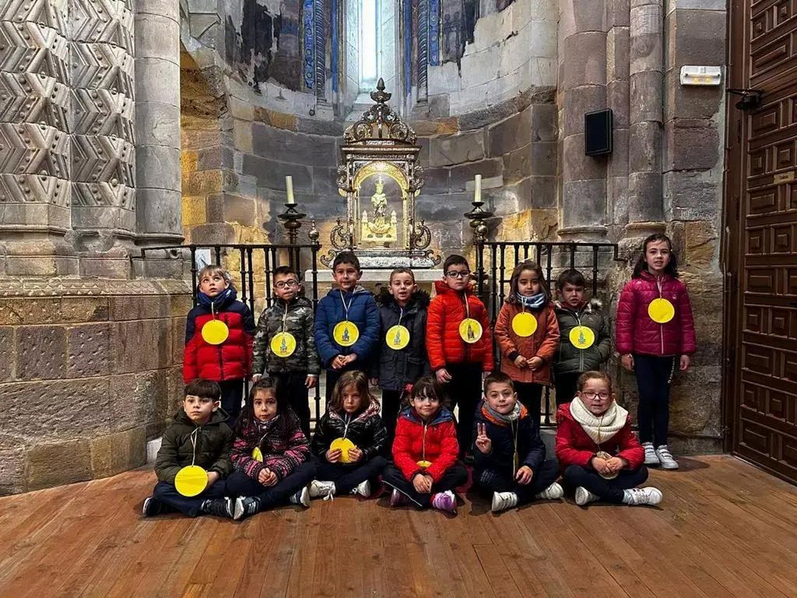 Ofrenda floral de los estudiantes del colegio Virgen de la Vega