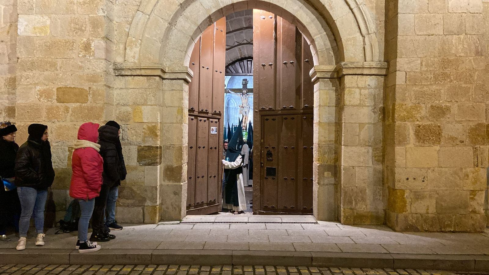 La Hermandad de las Siete Palabras ya está en la calle y comienza su recorrido. Foto Víctor Garrido