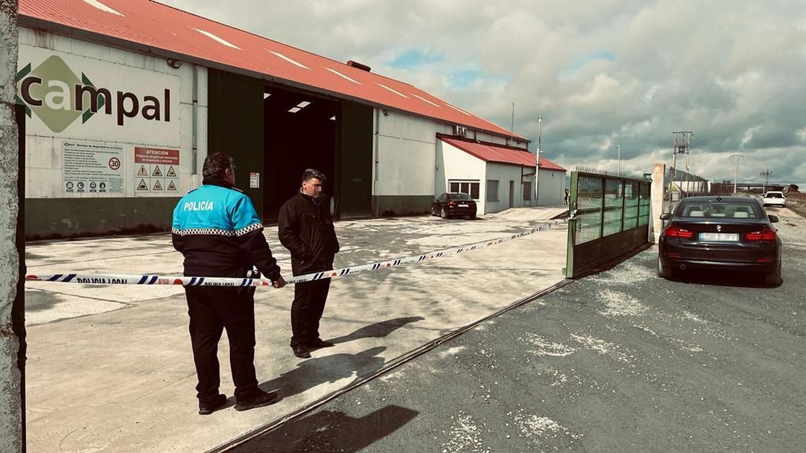 Muere un trabajador en Peñaranda al caerle encima las patas de la góndola de un camión. ICAL