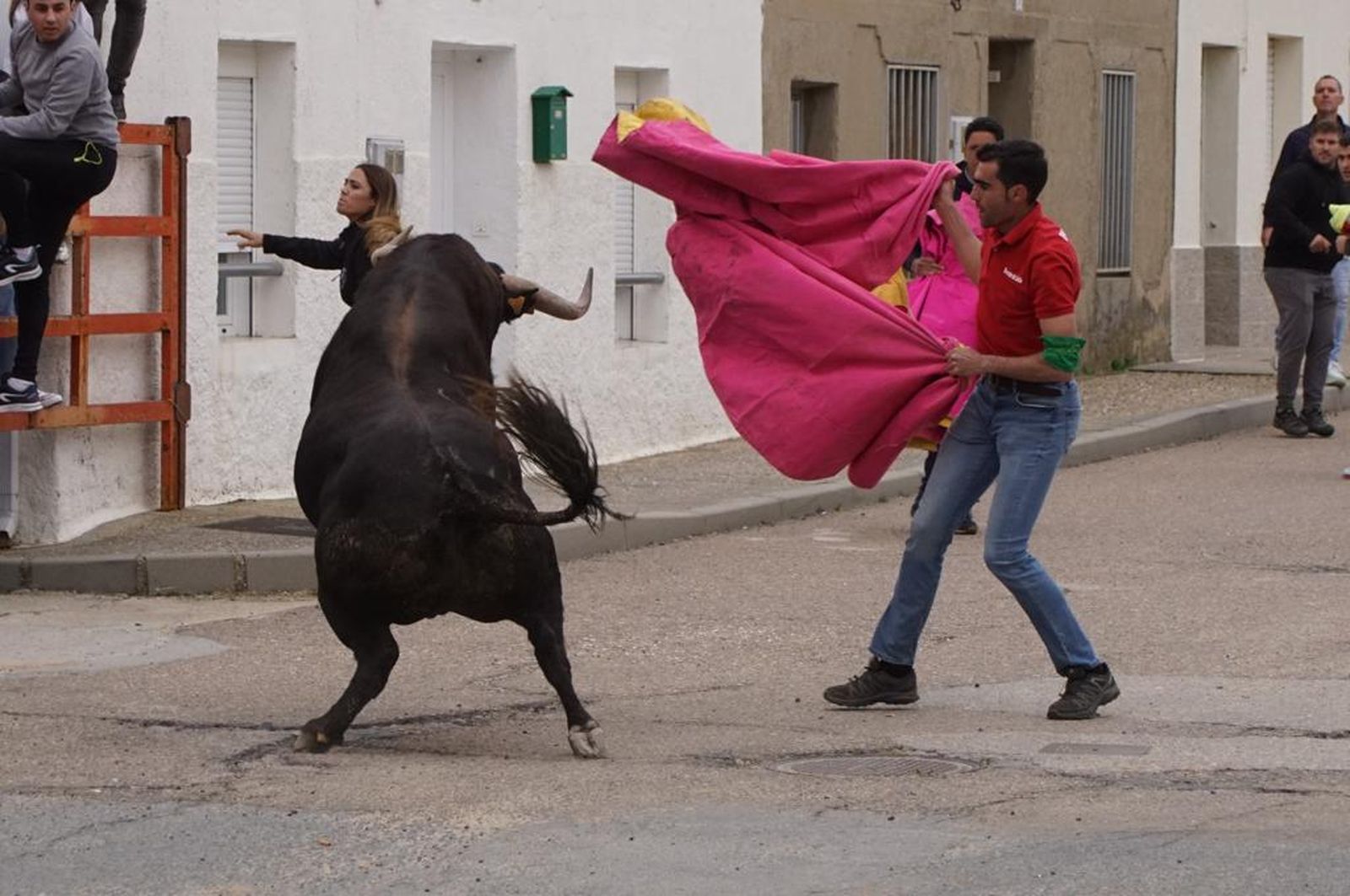 ambiente-y-participacion-durante-el-toro-del-voto-en-villoria-suelta-de-dos-toros-del-cajon-foto-juanes-58