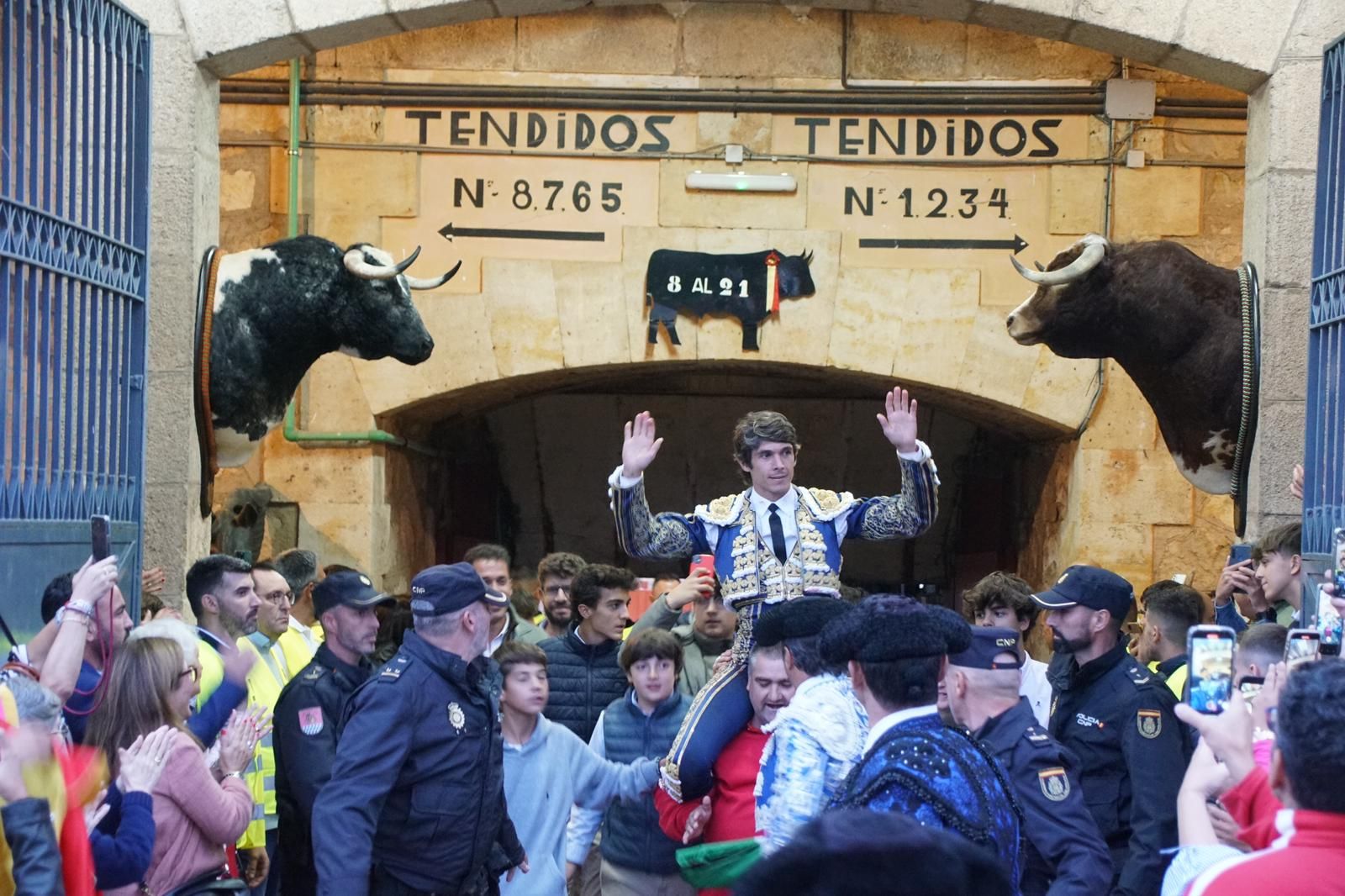 sebastian-castella-a-hombros-en-la-glorieta-con-los-astados-de-garcia-y-olga-jimenez-fotos-juanes-1