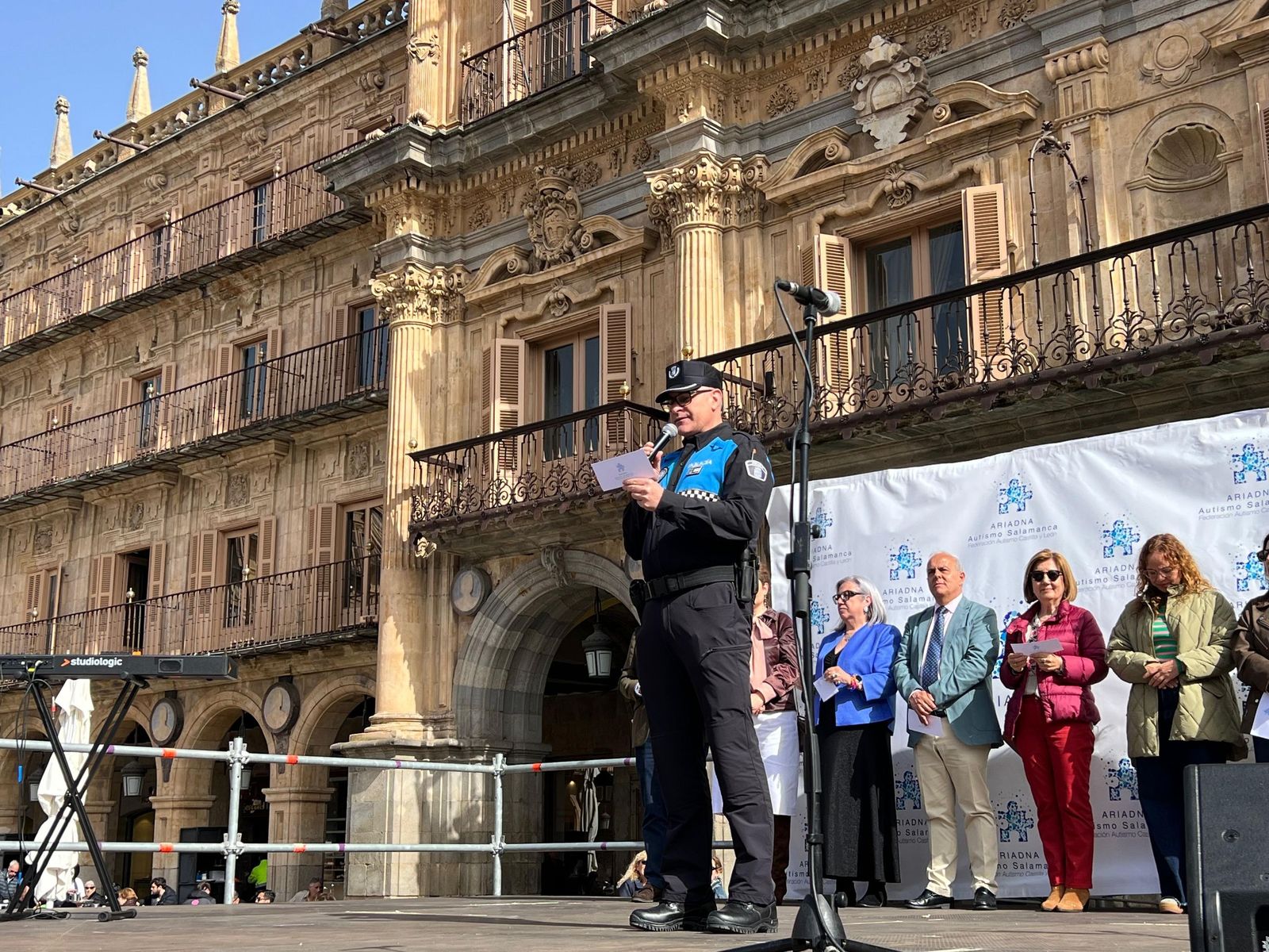 Acto de sensibilización en la Plaza Mayor de Salamanca con motivo del Día Mundial de Concienciación sobre el Autismo