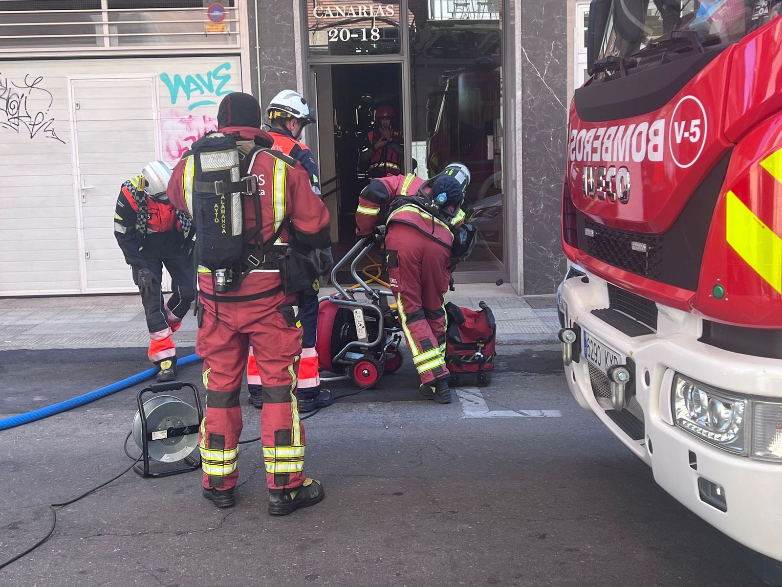 bomberos-de-salamanca-intervienen-en-la-calle-islas-canarias-6
