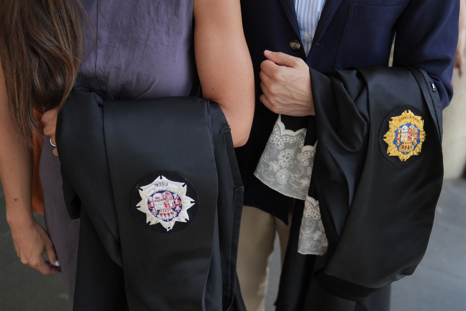 Jueces y fiscales con las togas en las manos, durante un paro de diez minutos de asociaciones de jueces y fiscales, frente a Ciutat de la Justicia, a 11 de junio de 2025, en Barcelona, Cataluña (España).