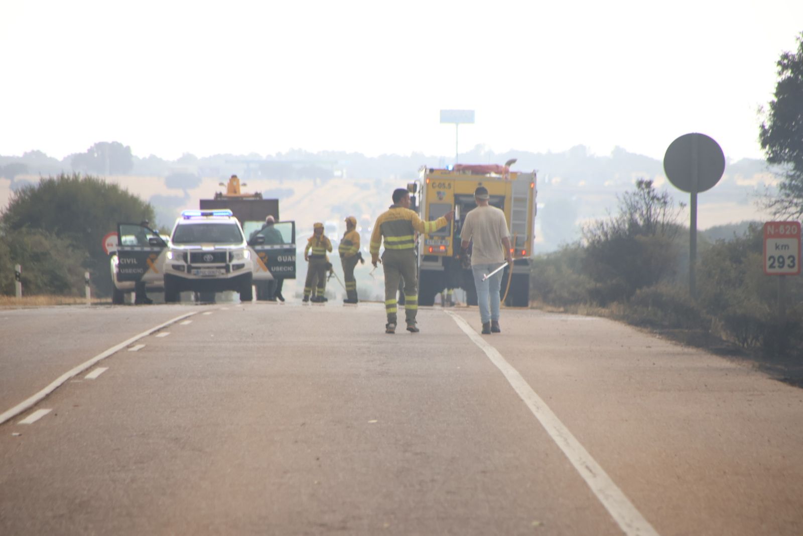 Un incendio de nivel 2 afecta al entorno rural de Martín de Yeltes