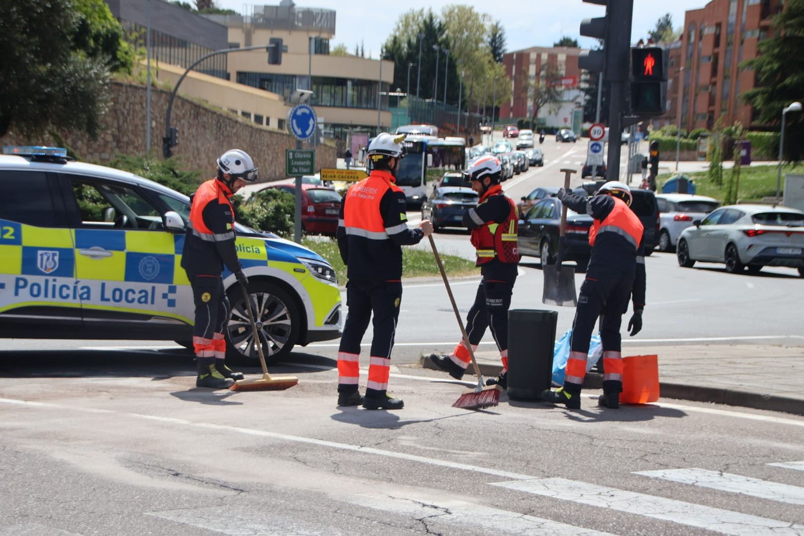 Los bomberos intervienen en la glorieta Leonardo da Vinci por un vertido de aceite tras un golpe a un turismo