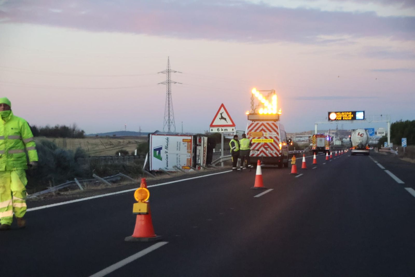 Un camión vuelca en la A-62