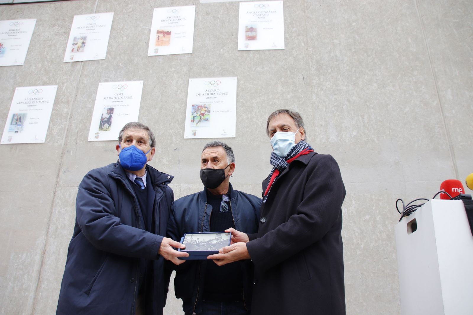 Carbayo, descubre una placa en homenaje al futbolista olímpico Ángel González Castaño.