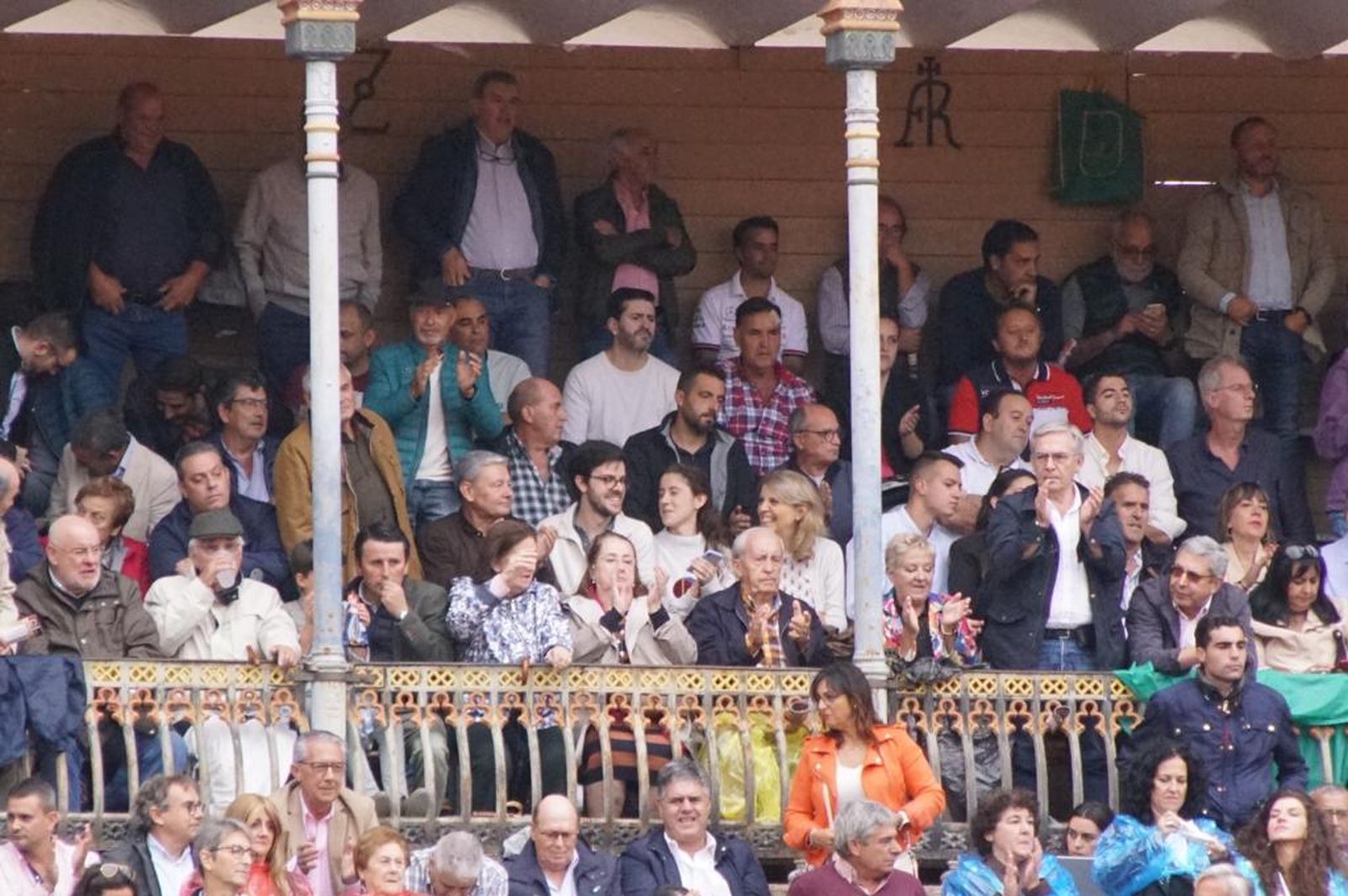 tendidos-de-la-glorieta-durante-la-corrida-de-garcia-y-olga-jimenez-49