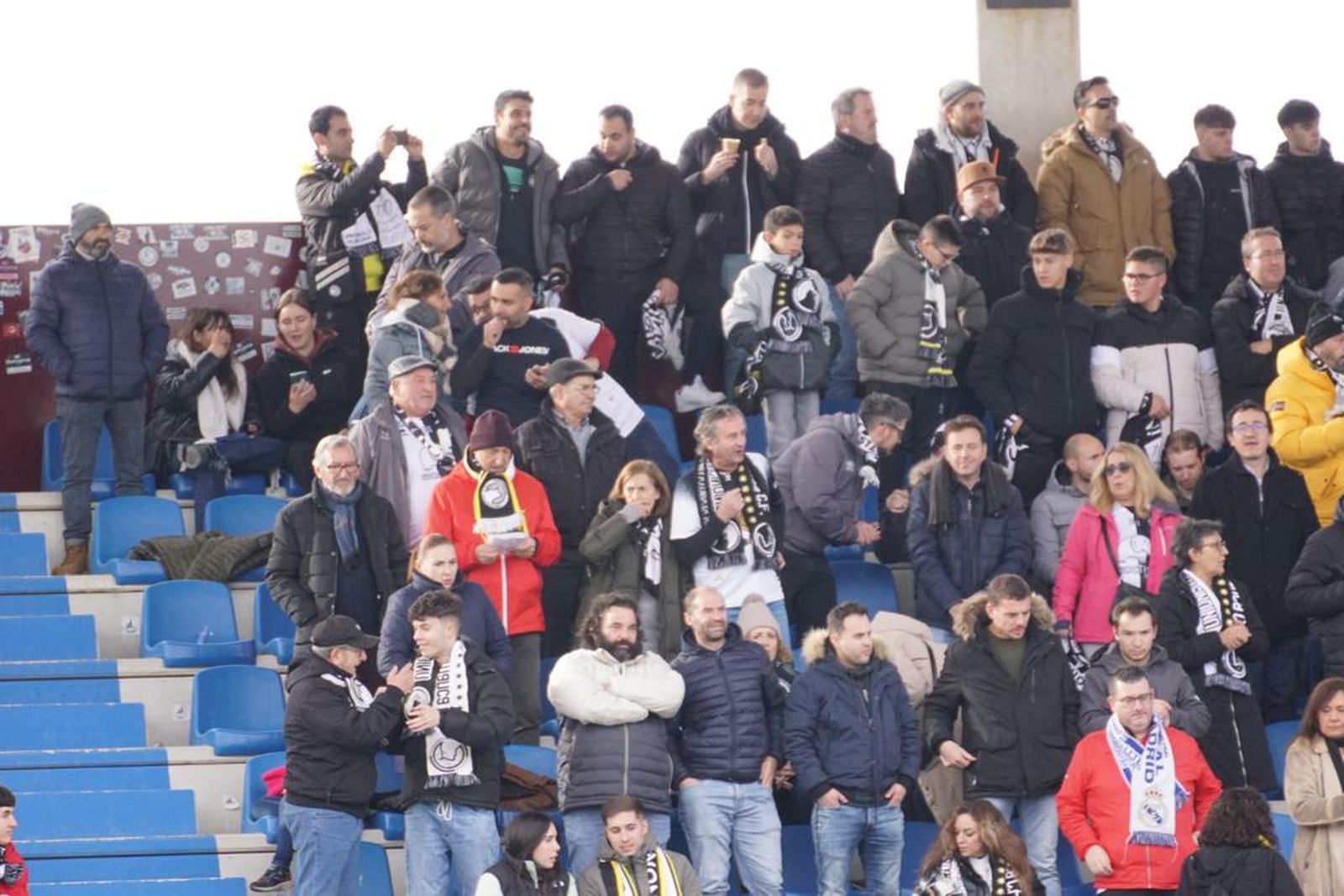 ambiente-en-las-gradas-en-el-partido-de-copa-del-rey-unionistas-sporting-de-gijon-10