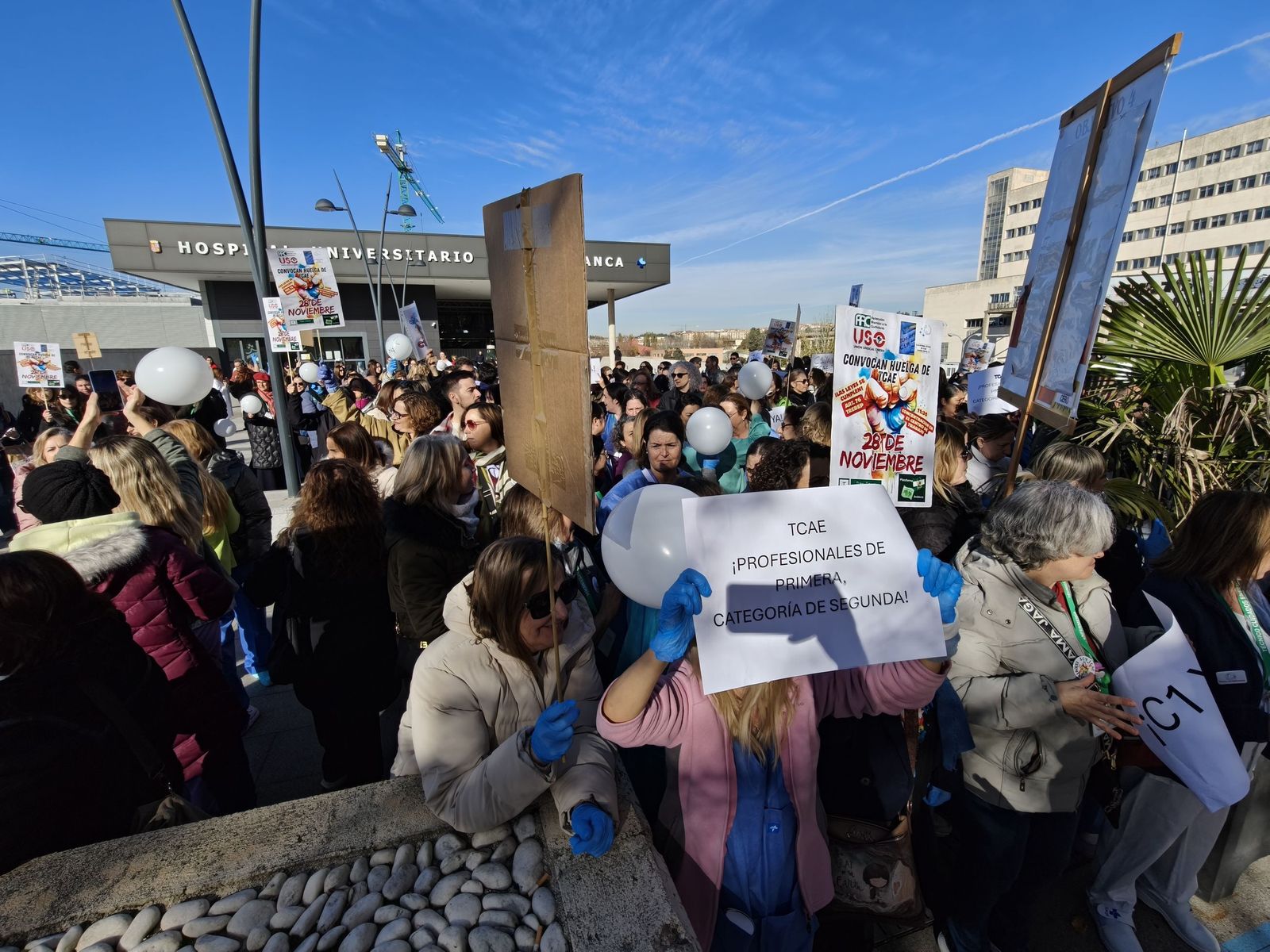 Las TCAEs de Salamanca se concentran a las puertas del hospital de Salamanca