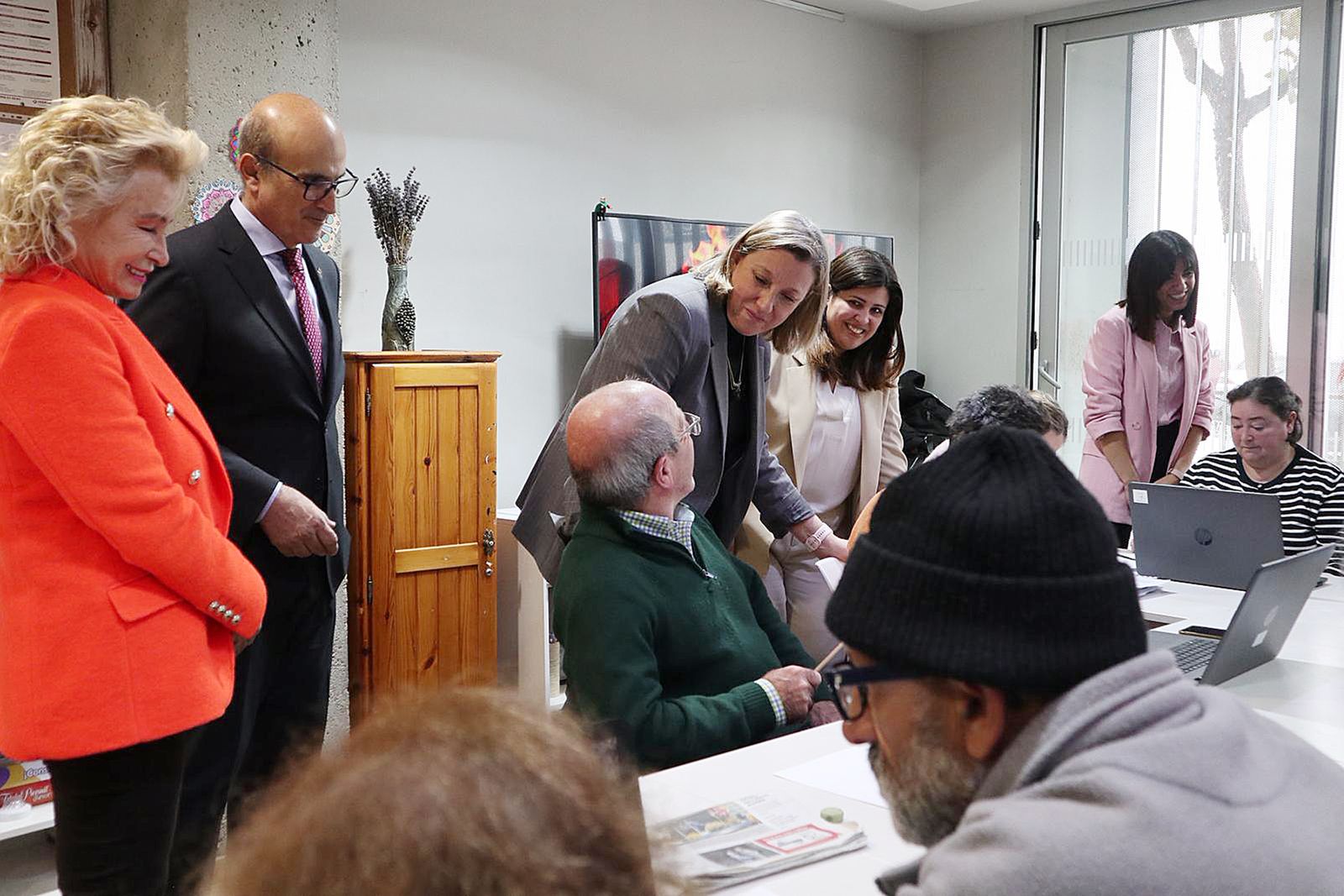 La vicepresidenta de la Junta de Castilla y León y consejera de Familia e Igualdad de Oportunidades, Isabel Blanco, visita el Centro de Día de Benavente de Fundación Intras.