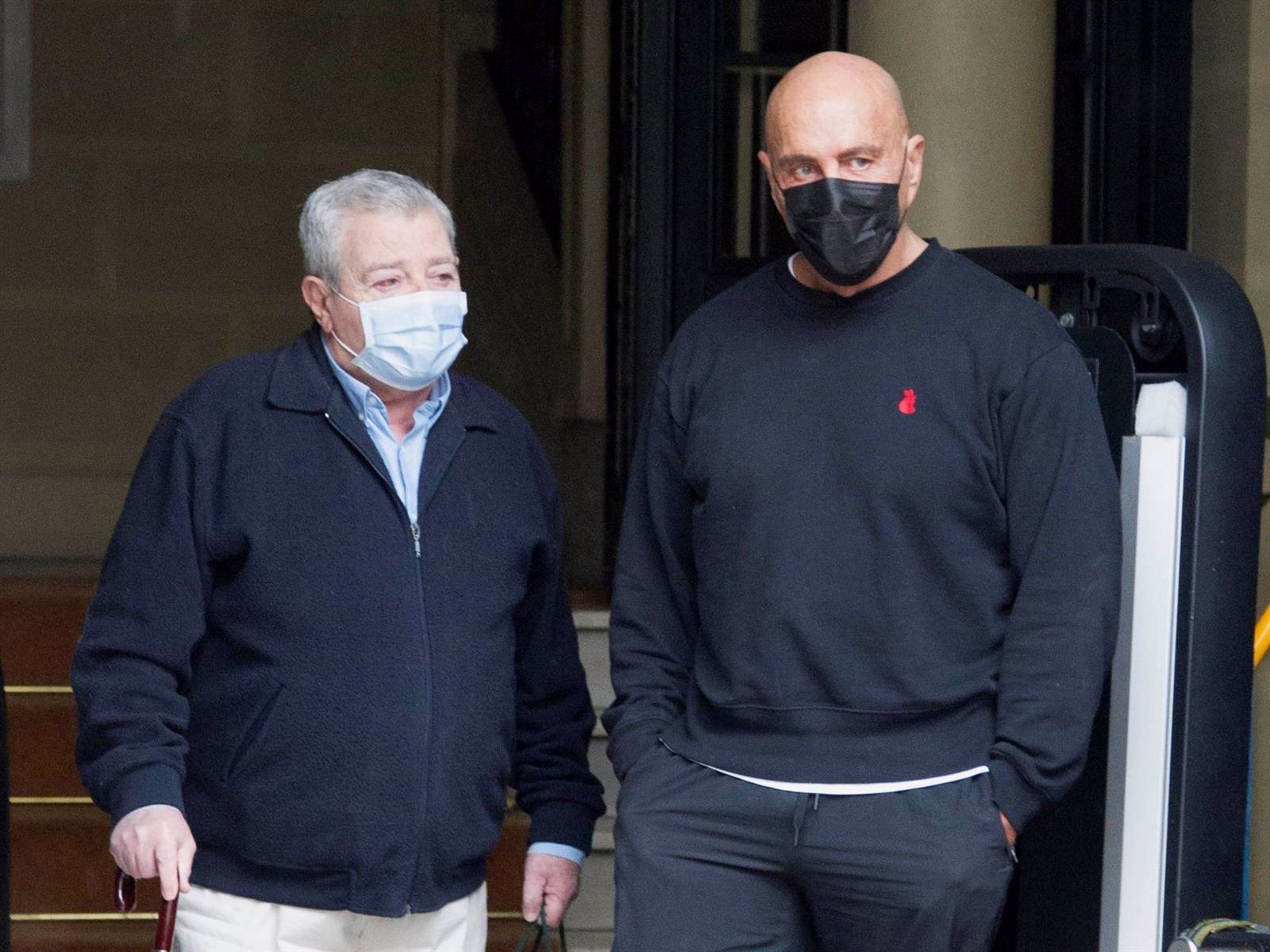 Kiko Matamoros, con un vecino. | EP