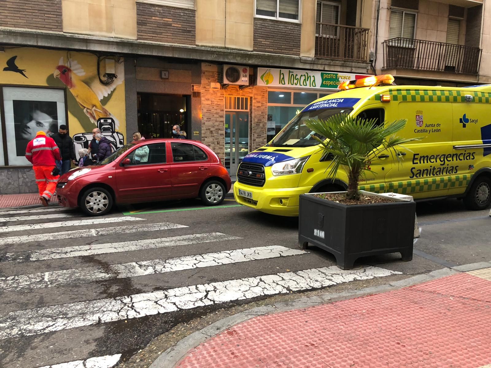 Una mujer se cae en la calle Wences Moreno