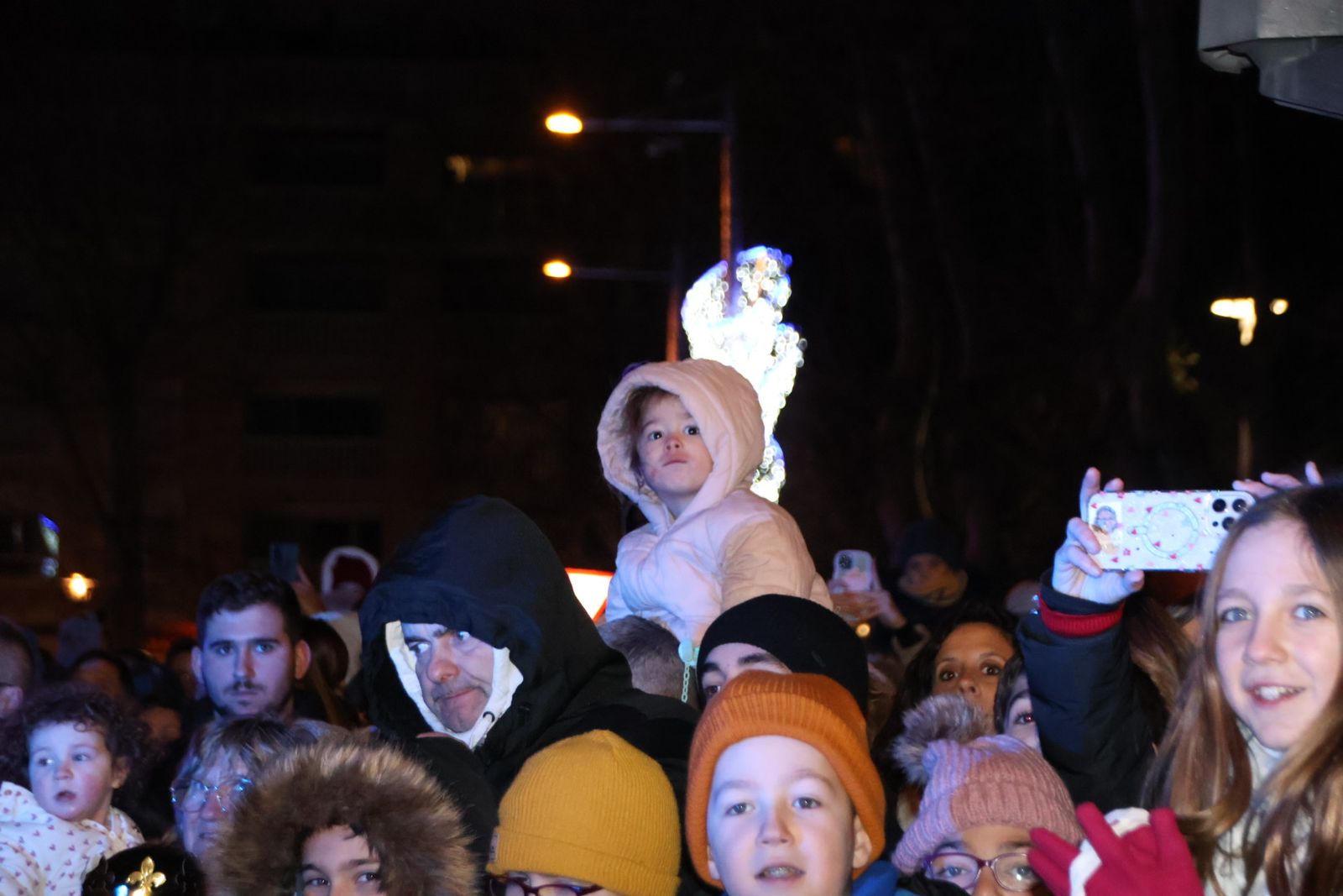 Niños y mayores viven con ansia el paso de la Cabalgata de Salamanca 2026