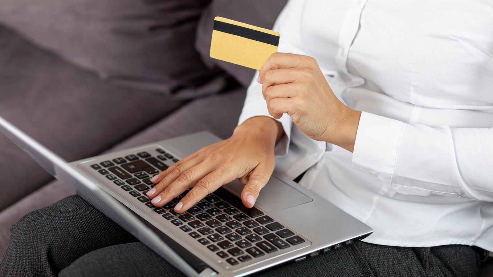 Compra por internet, portátil, tarjeta de crédito, comercio electrónico. - CPEIG