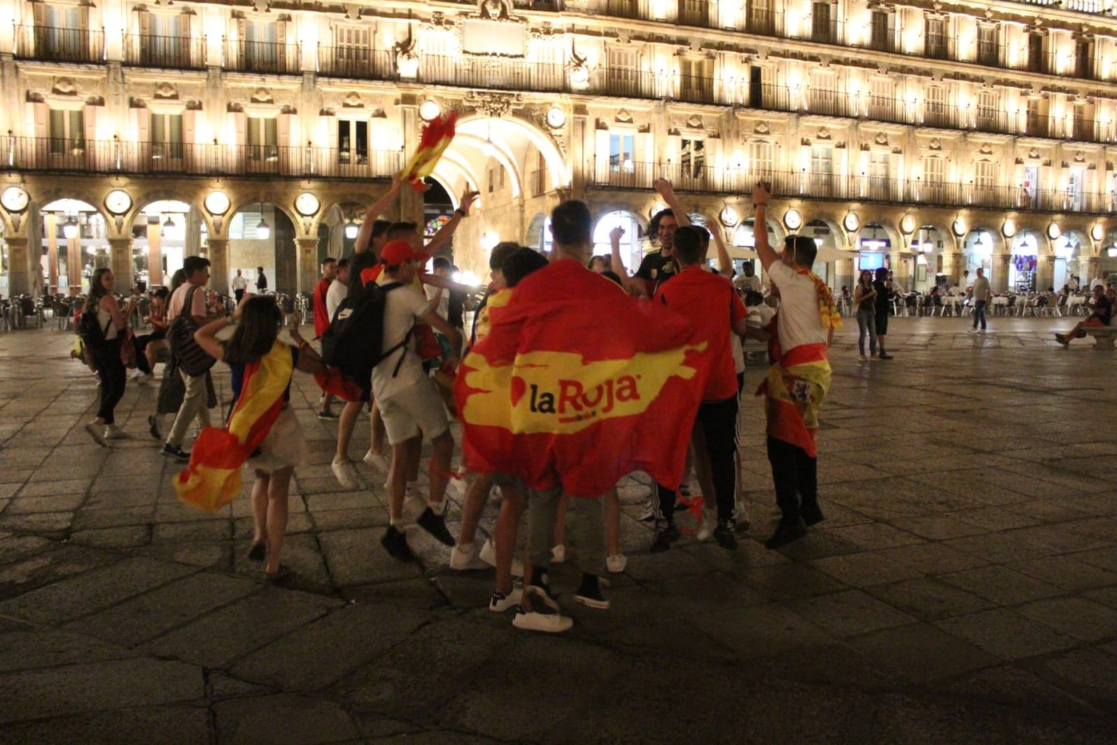 Jóvenes celebran el pase a la final de la selección española