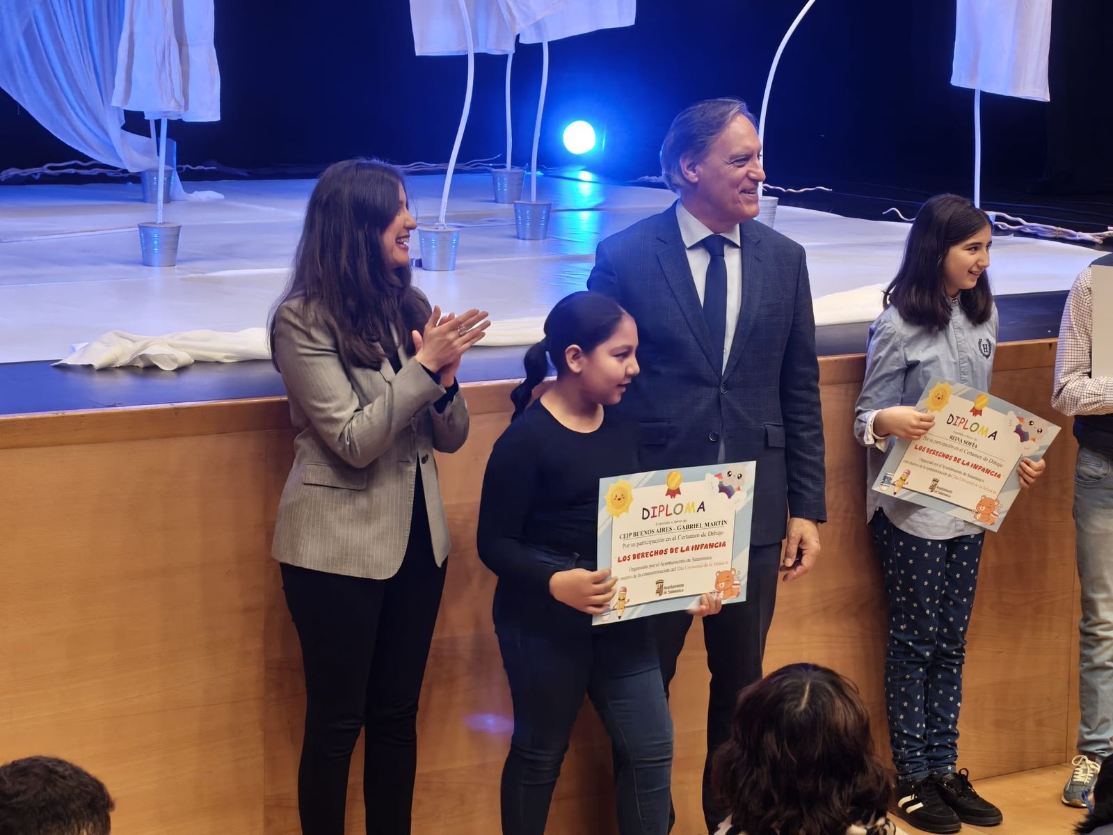 Los niños del concurso de dibujo de reciben sus diplomas premiados de las manos del alcalde por el Día Internacional de los Derechos de la Infancia