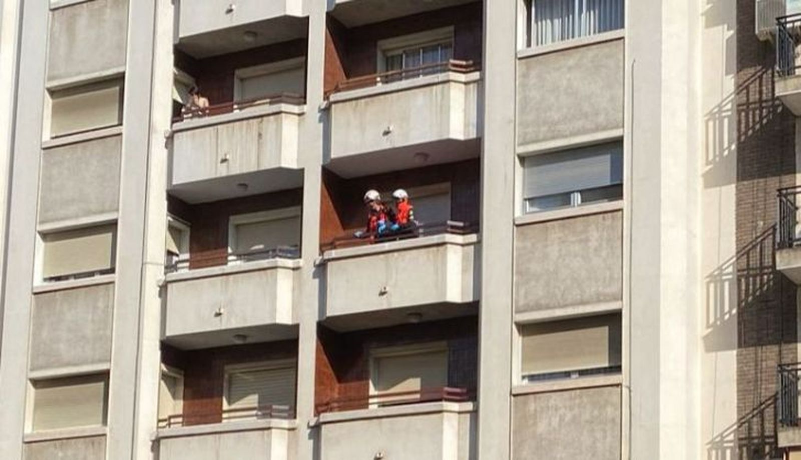 Bomberos en un balcón del paseo de la Estación