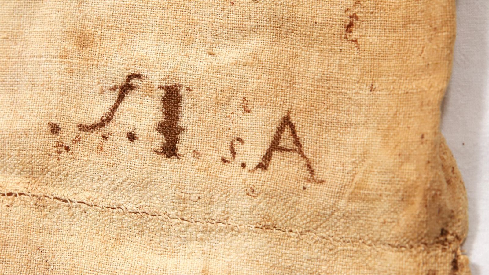 Lienzos hallados en el sepulcro de Santa Teresa en Alba (1)