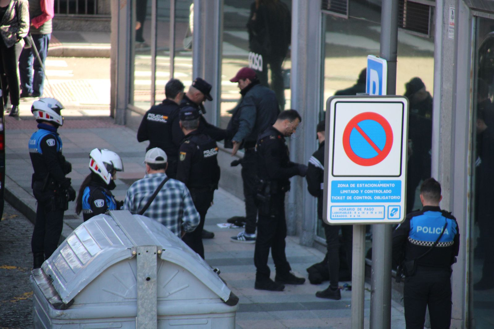 policia-nacional-y-local-en-una-intervencion-en-la-calle-rodriguez-fabres-7