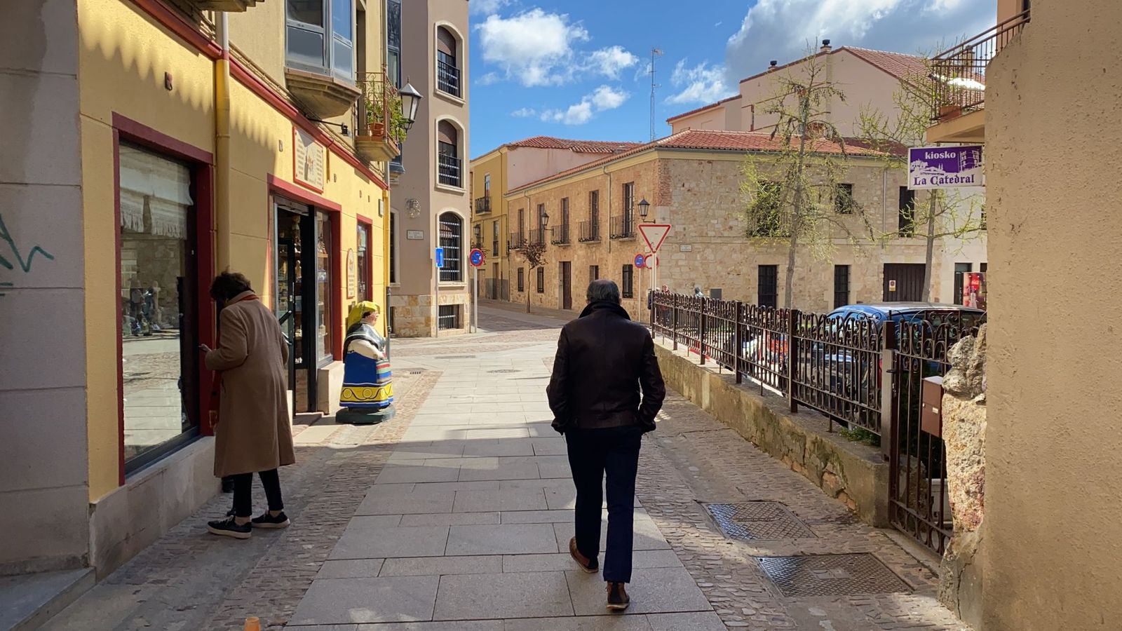 Imagen de viandantes en el Casco Antiguo de Zamora Foto M.L. Archivo
