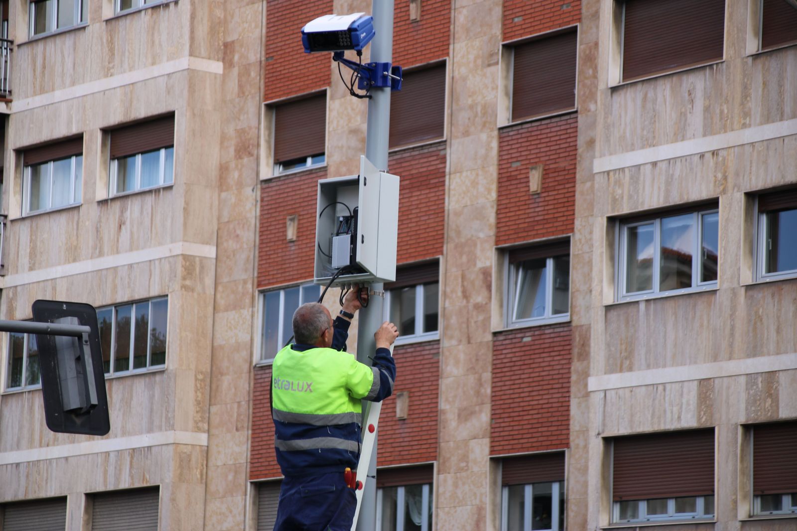 Trabajador instalando las cámaras del control. Foto de archivo