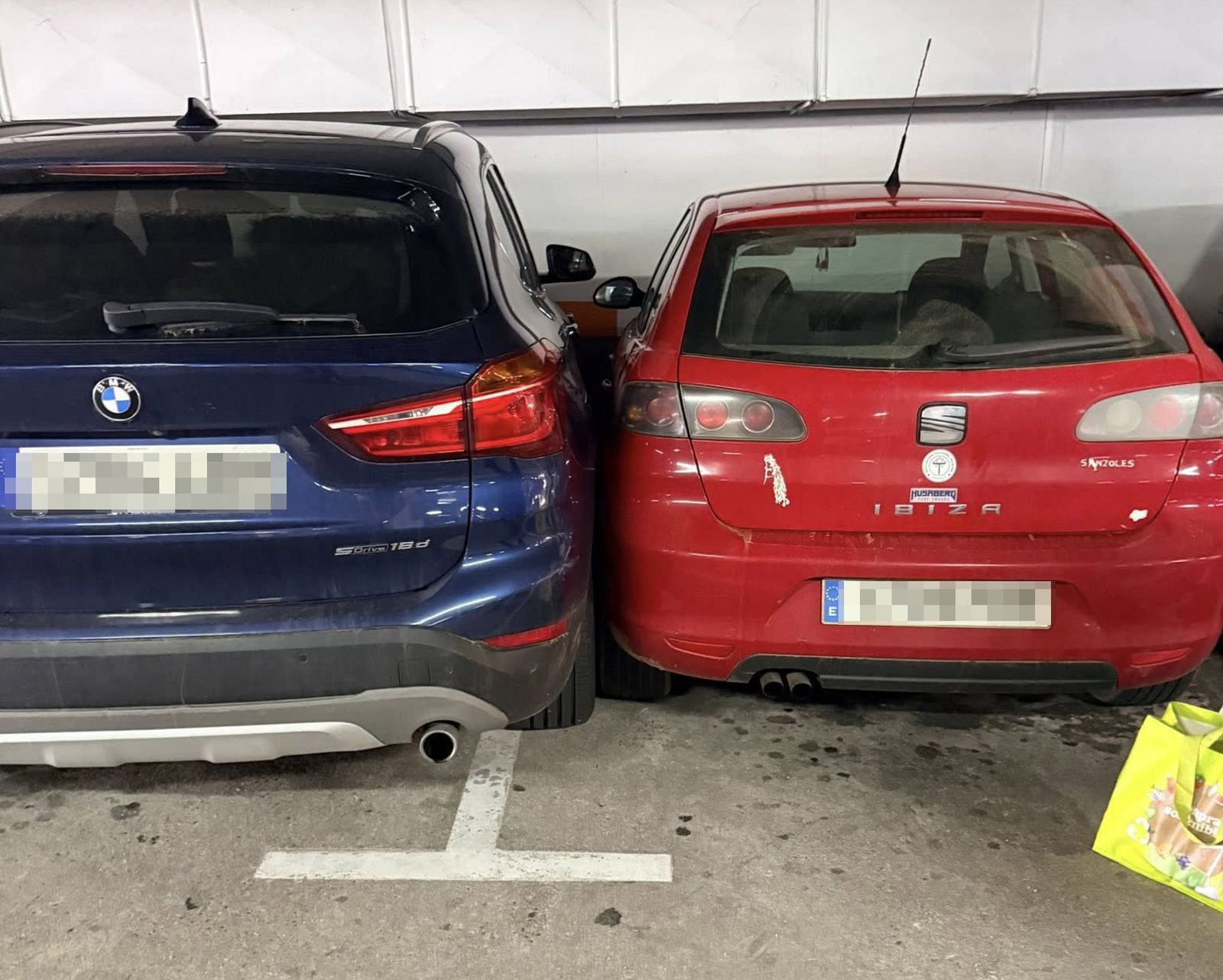 Imagen del vehículo mal aparcado junto al de la ciudadana indignada