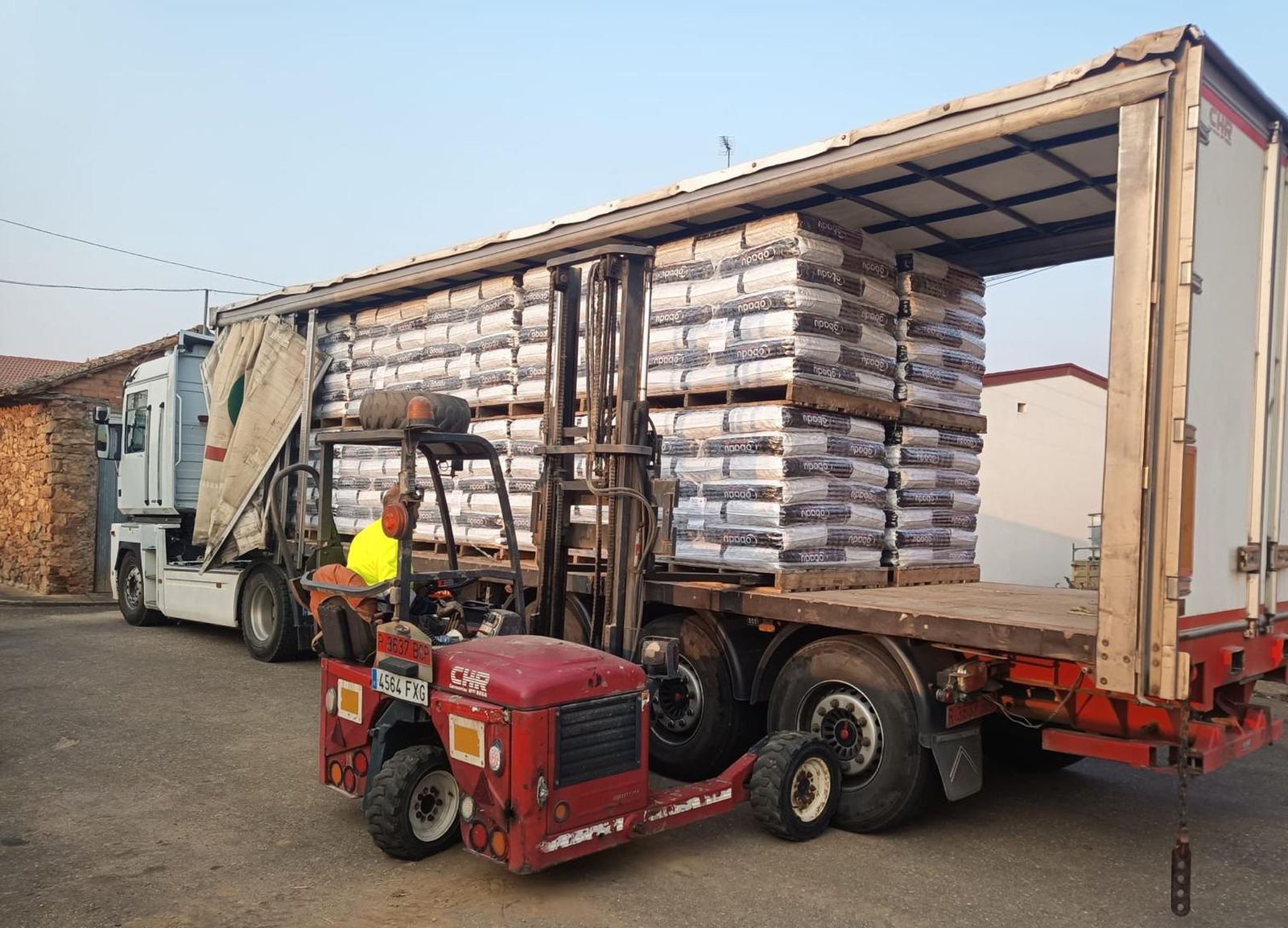 Descarga de alimentación para ganaderías afectadas por los incendios