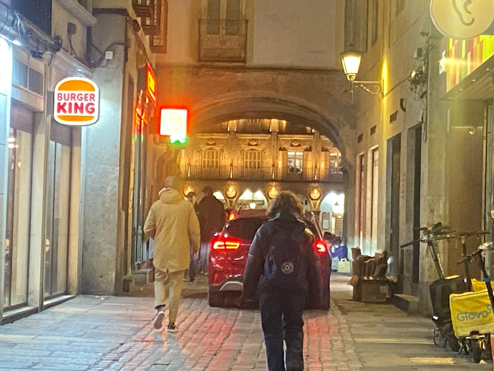Un vehículo acaba en el interior de la Plaza Mayor de Salamanca