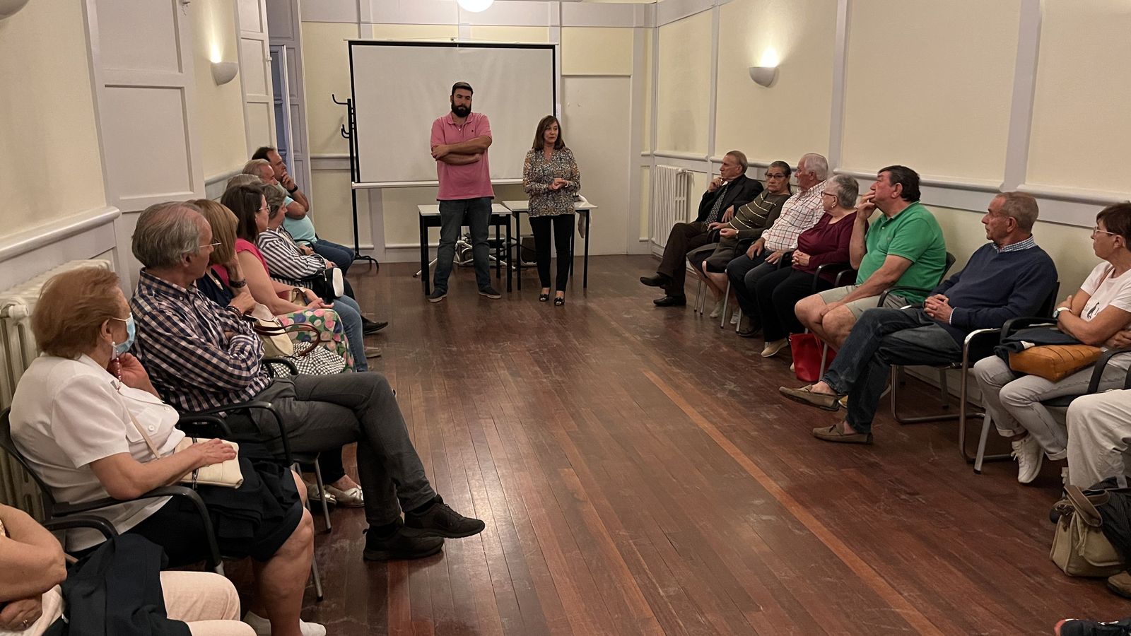 Un momento de la reunión con los vecinos de la Plaza Nueva de Peñaranda