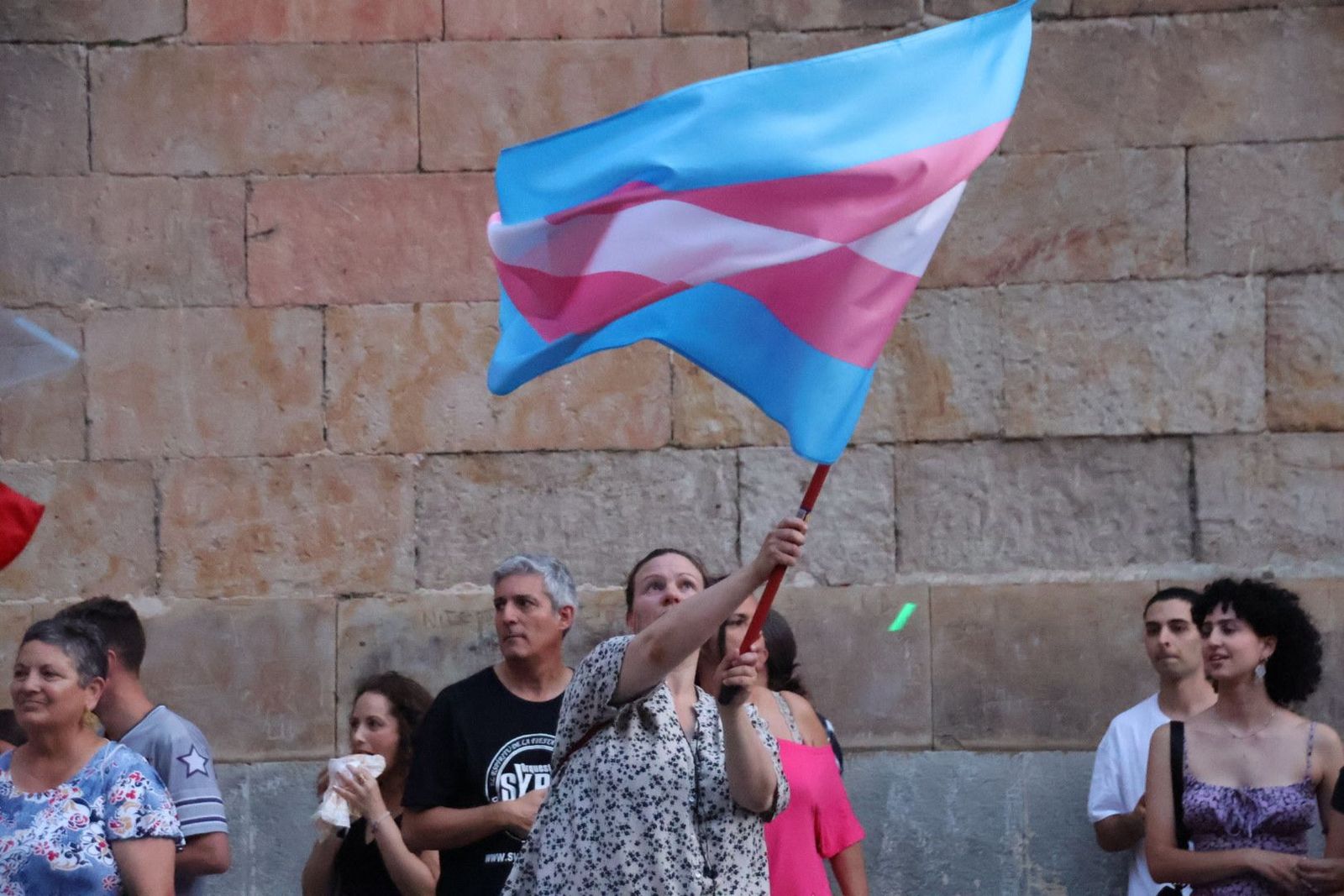 Iluminación de la fachada de la Universidad con la bandera LGTB