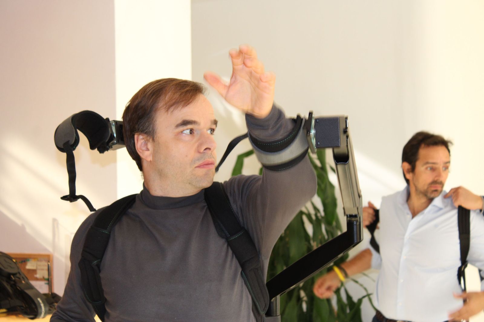 Demostración del funcionamiento de exoesqueletos industriales