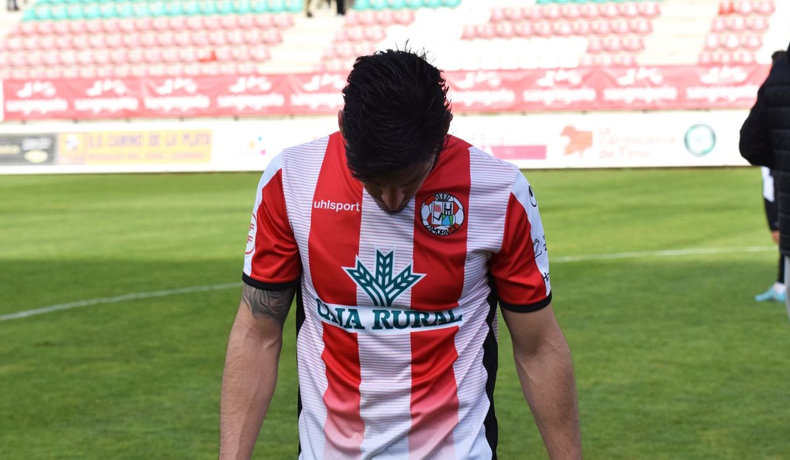 Un jugador del Zamora se muestra cabizbajo tras un partido