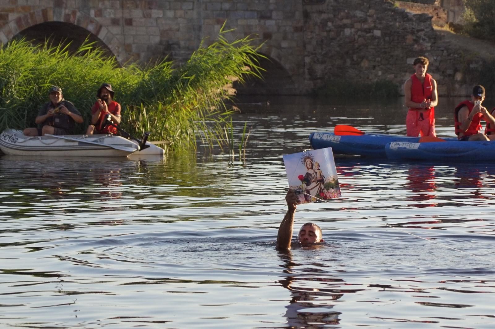 Procesión con la Virgen del Carmen por el río Tormes en Alba (48).jpeg