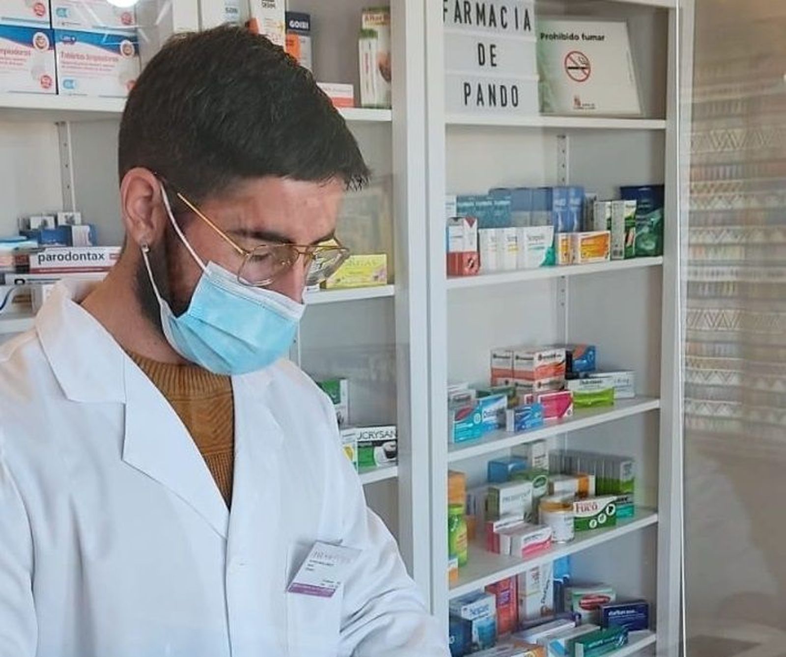 Miguel de Pando en la farmacia de Alberguería de Argañán